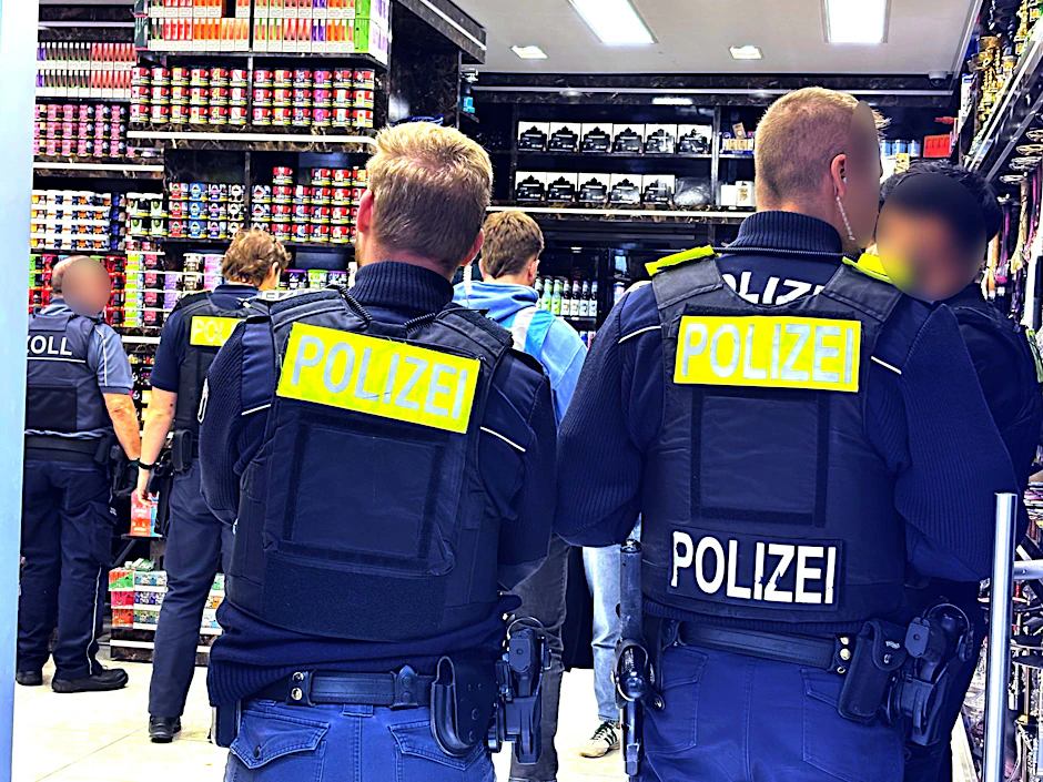 Zoll, Finanzamt und Polizei überprüfen in Friedrichshain ein Geschäft für Shishazubehör.