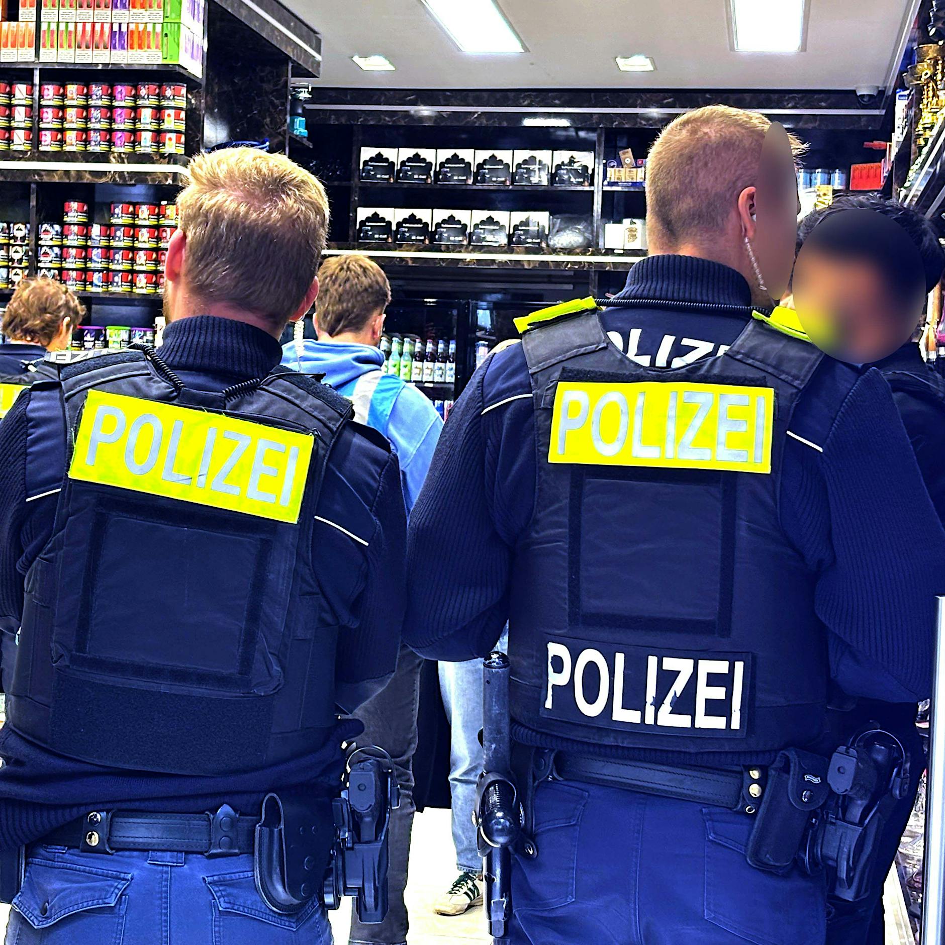 Großrazzia gegen Clans: Polizei, Zoll und Ordnungsamt Neukölln überprüfen Geschäfte