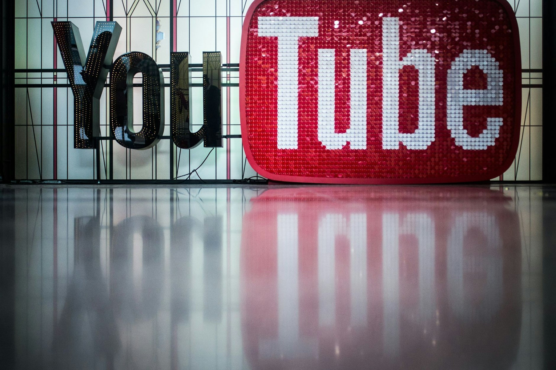 Das Logo des Videoportals YouTube im YouTube Space Berlin