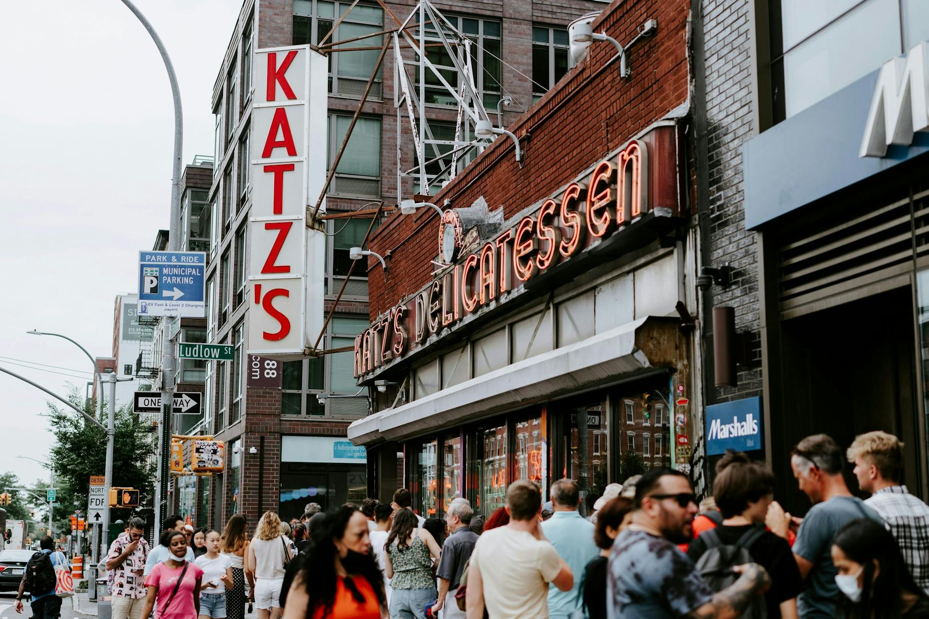 Hier gibt's das beste Pastrami-Sandwich: Katz’s Delicatessen in der Lower East Side in Manhattan