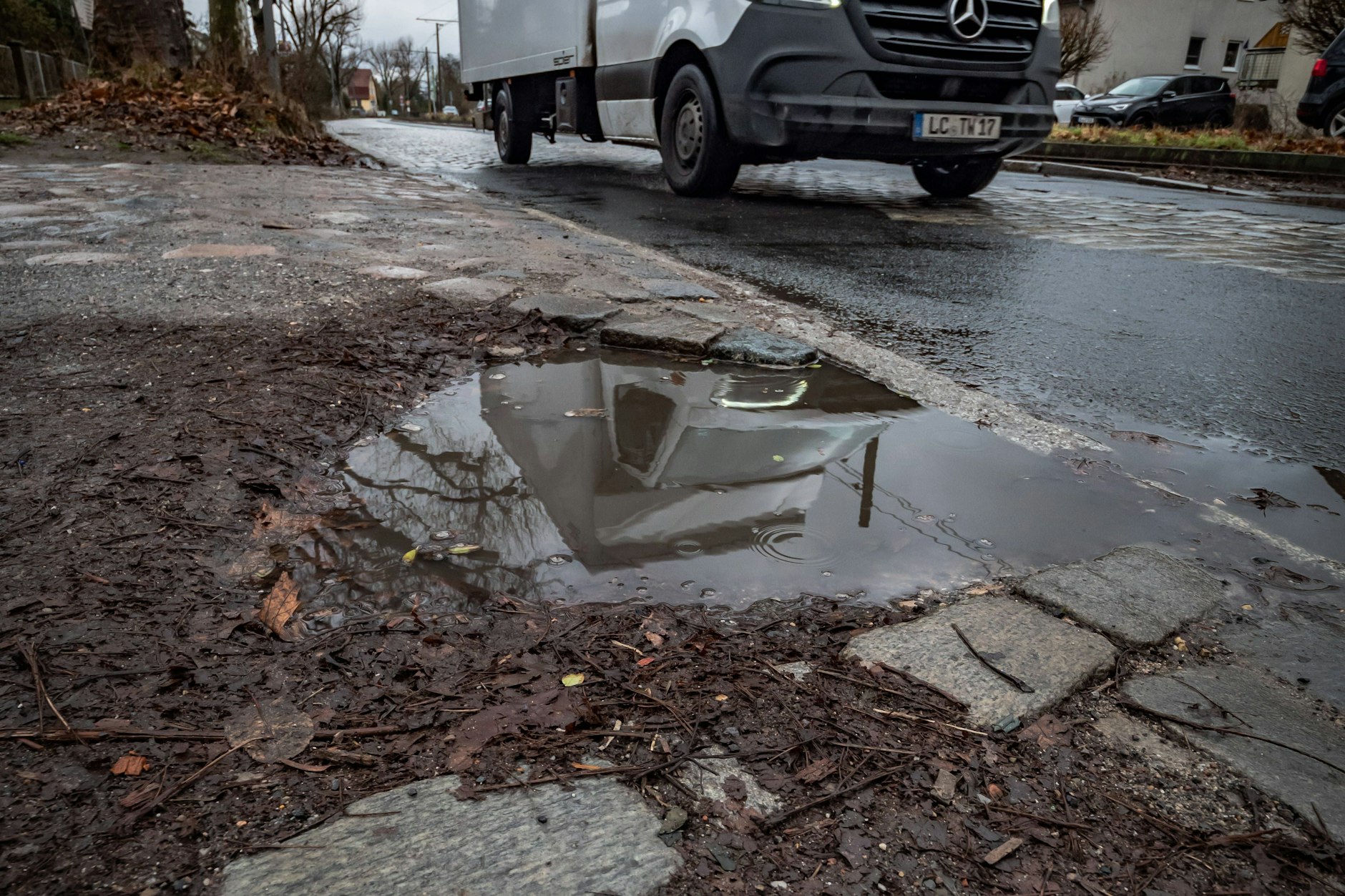 Lange herbeigesehnt: der Beginn der Bauarbeiten in der Friedrich-Engels-Straße in Pankow. Provisorisch wird das Kopfsteinpflaster asphaltiert.