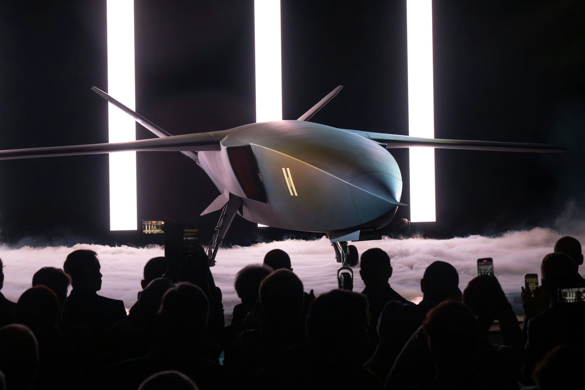 Das unbemannte Kampfflugzeug CA-1 Europa steht in einer Halle.