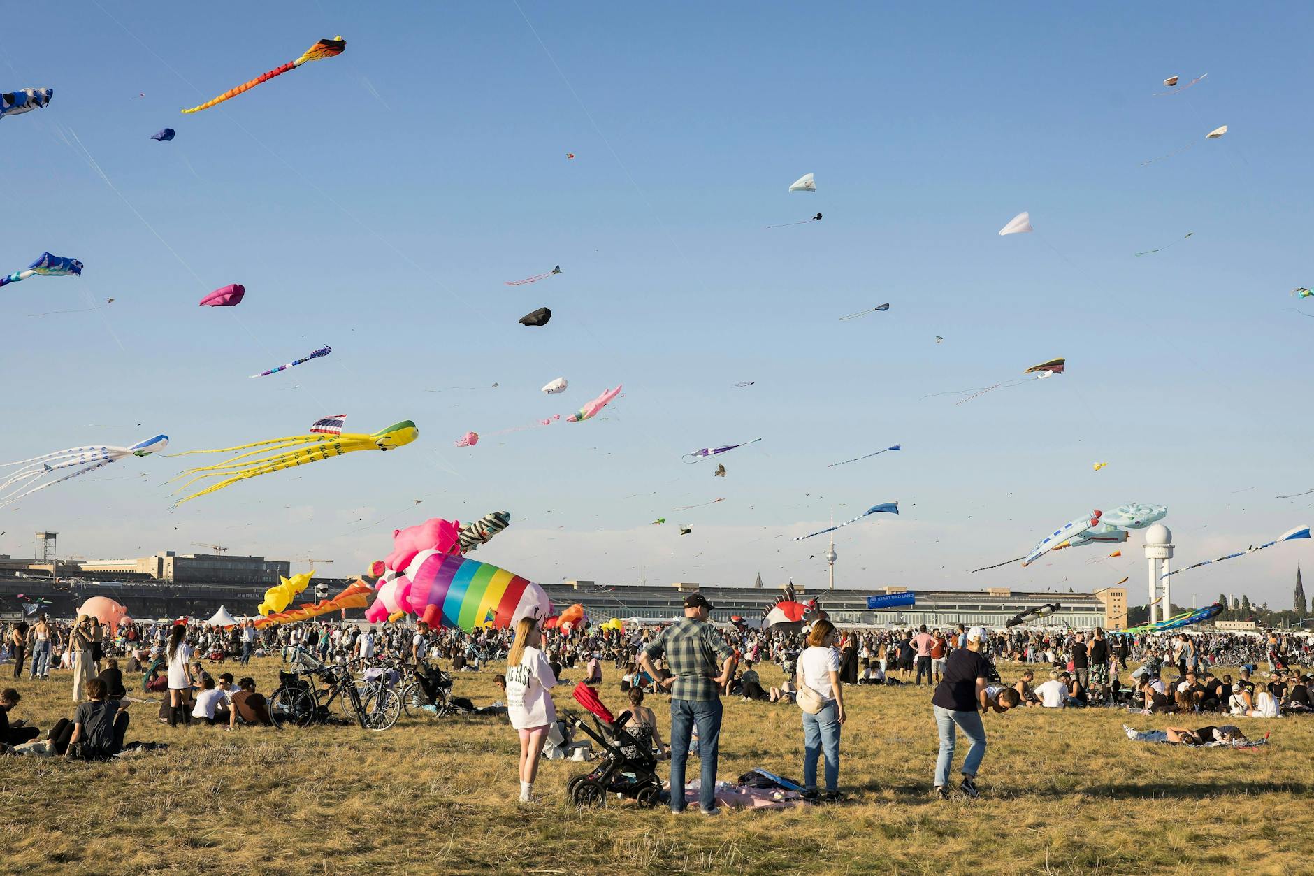 Das Drachenfest auf dem Tempelhofer Feld zieht seit Jahren zahlreiche Besucher an.