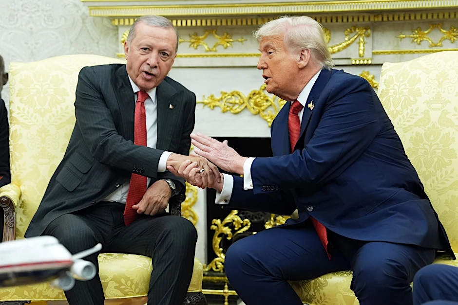 US-Präsident Donald Trump (r) schüttelt die Hand des türkischen Präsidenten Recep Tayyip Erdogan.