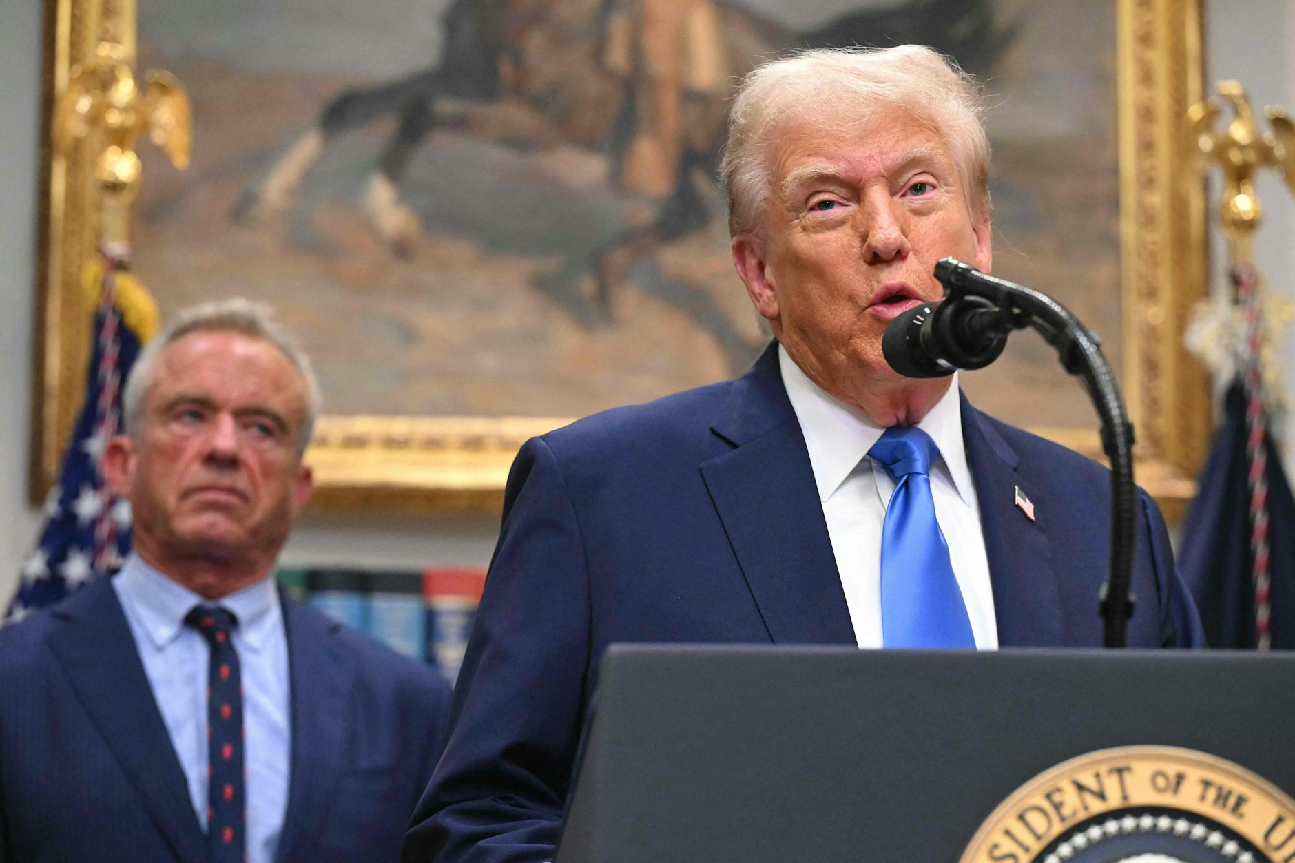 US-Präsident Donald Trump spricht zusammen mit Gesundheitsminister Robert F. Kennedy Jr. im Weißen Hauses über das Medikament Tylenol.