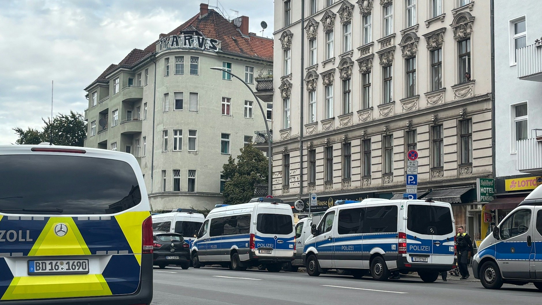 Mit einem Großaufgebot fuhren Polizei, Zoll und Ordnungsamt Neukölln bei zahlreichen Läden vor.