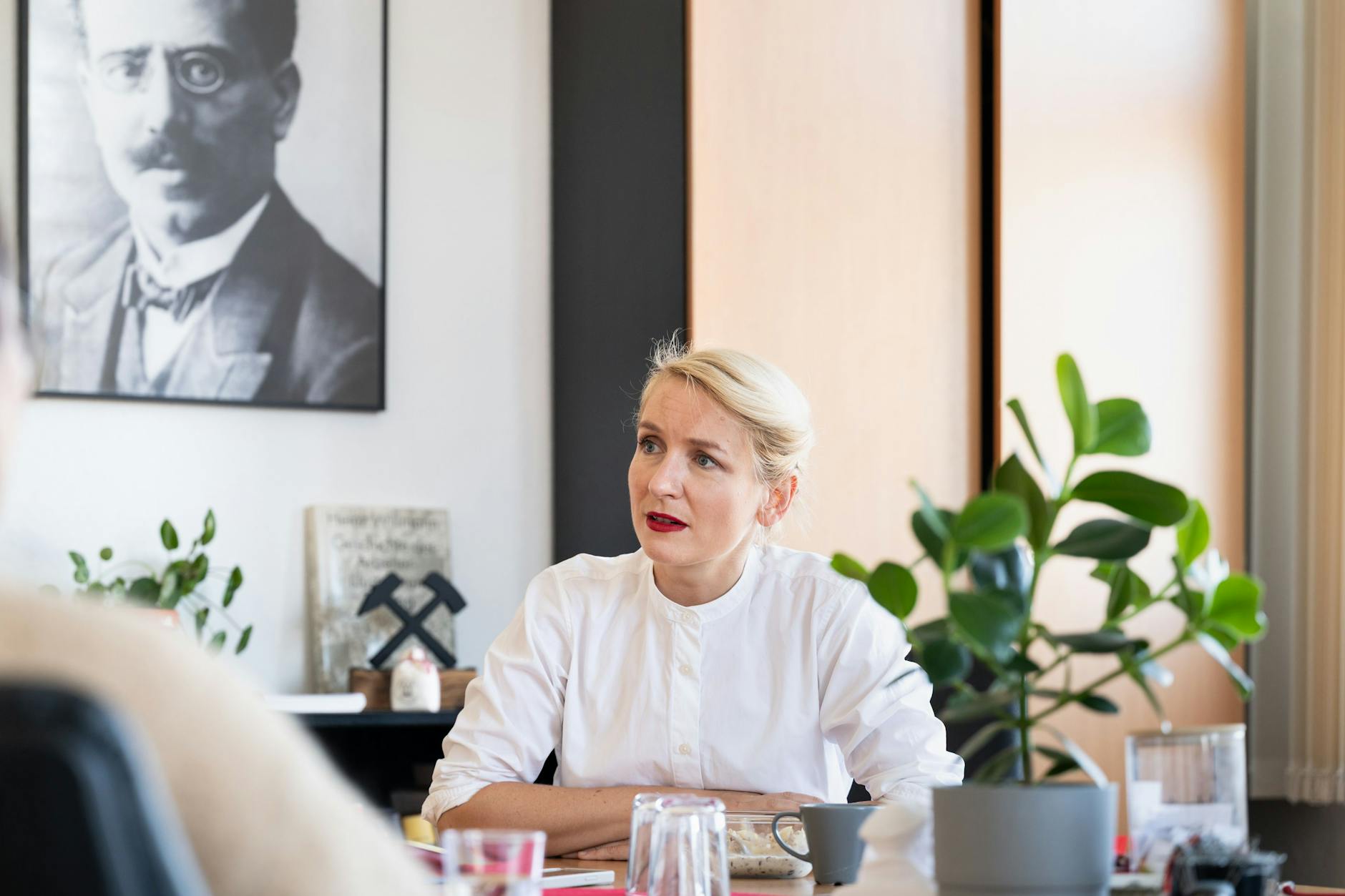 Parti lideri: Ines Schwerdtner'in ofisinde, resimde görülen Karl Liebknecht'in portresinin yanında Rosa Luxemburg'un portresi asılıdır.