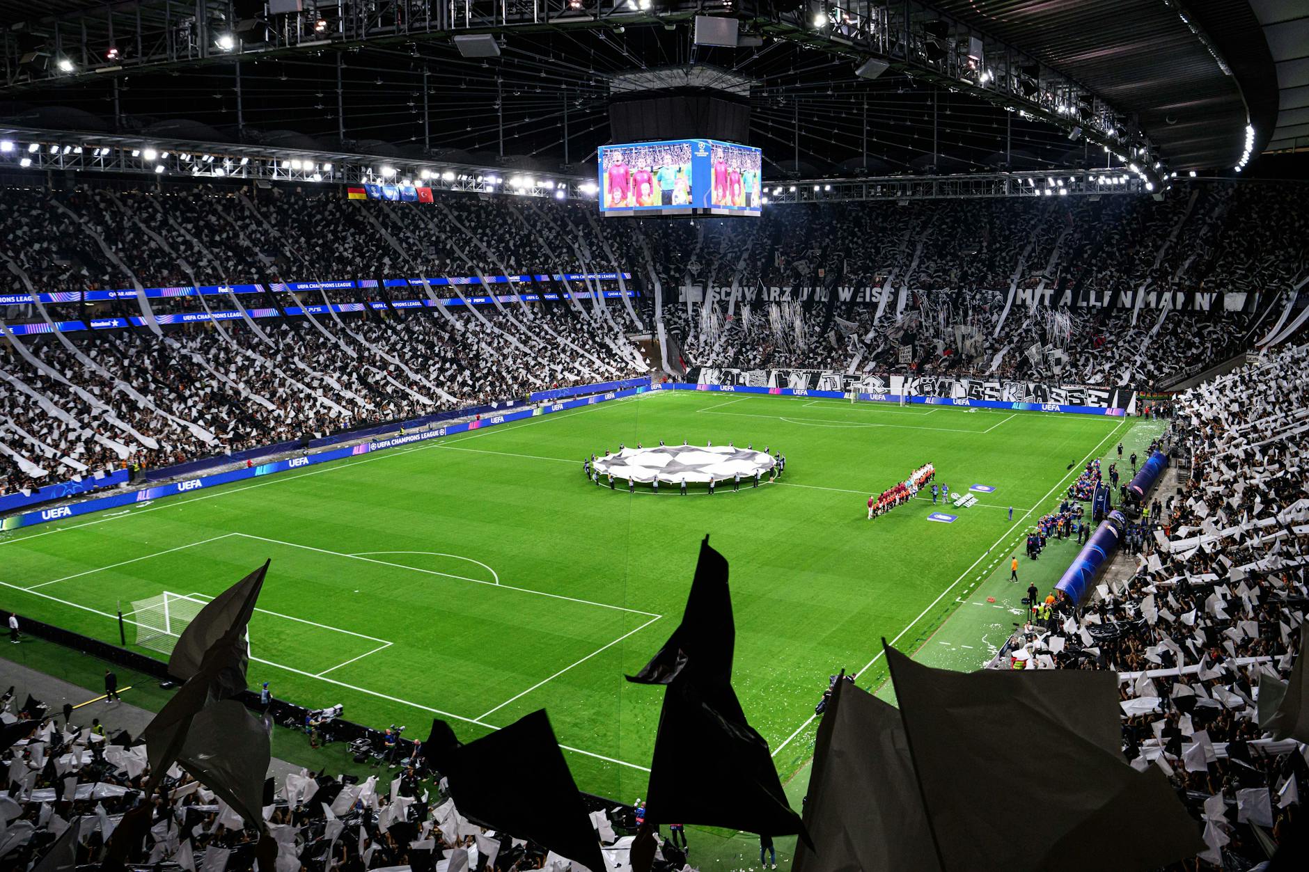 Volles Stadion in Frankfurt bei einem Spiel der Uefa Champions League
