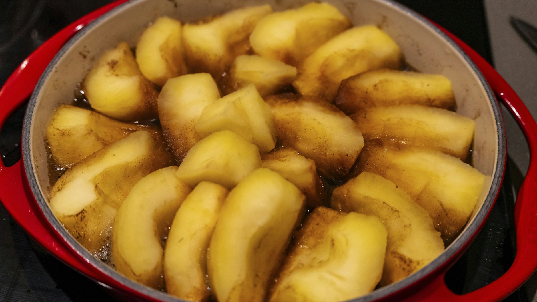 Beim Backen des Upside-Down-Apfelkuchen kommen zuerst Karamellsoße und Äpfel in die Form, dann wird alles mit dem Teig bedeckt.