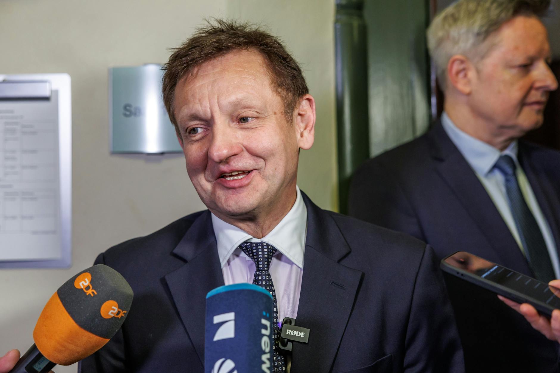 Kay Gottschalk, Bundestagsabgeordneter, spricht bei einem Interview im Landgericht. Die AfD muss nach einem Urteil des Landgerichts Berlin ihre Bundesgeschäftsstelle im Herbst 2026 räumen.