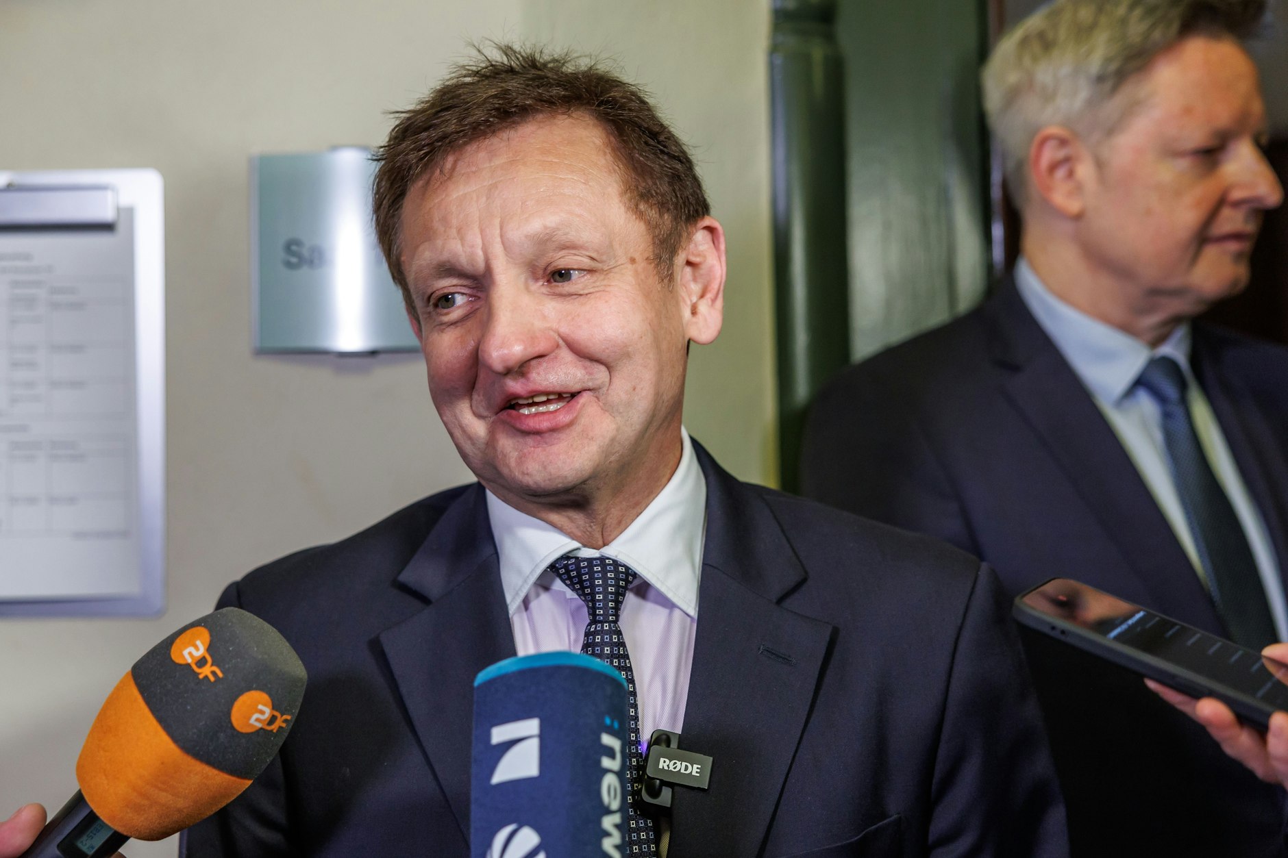 Kay Gottschalk, Bundestagsabgeordneter, spricht bei einem Interview im Landgericht. Die AfD muss nach einem Urteil des Landgerichts Berlin ihre Bundesgeschäftsstelle im Herbst 2026 räumen.