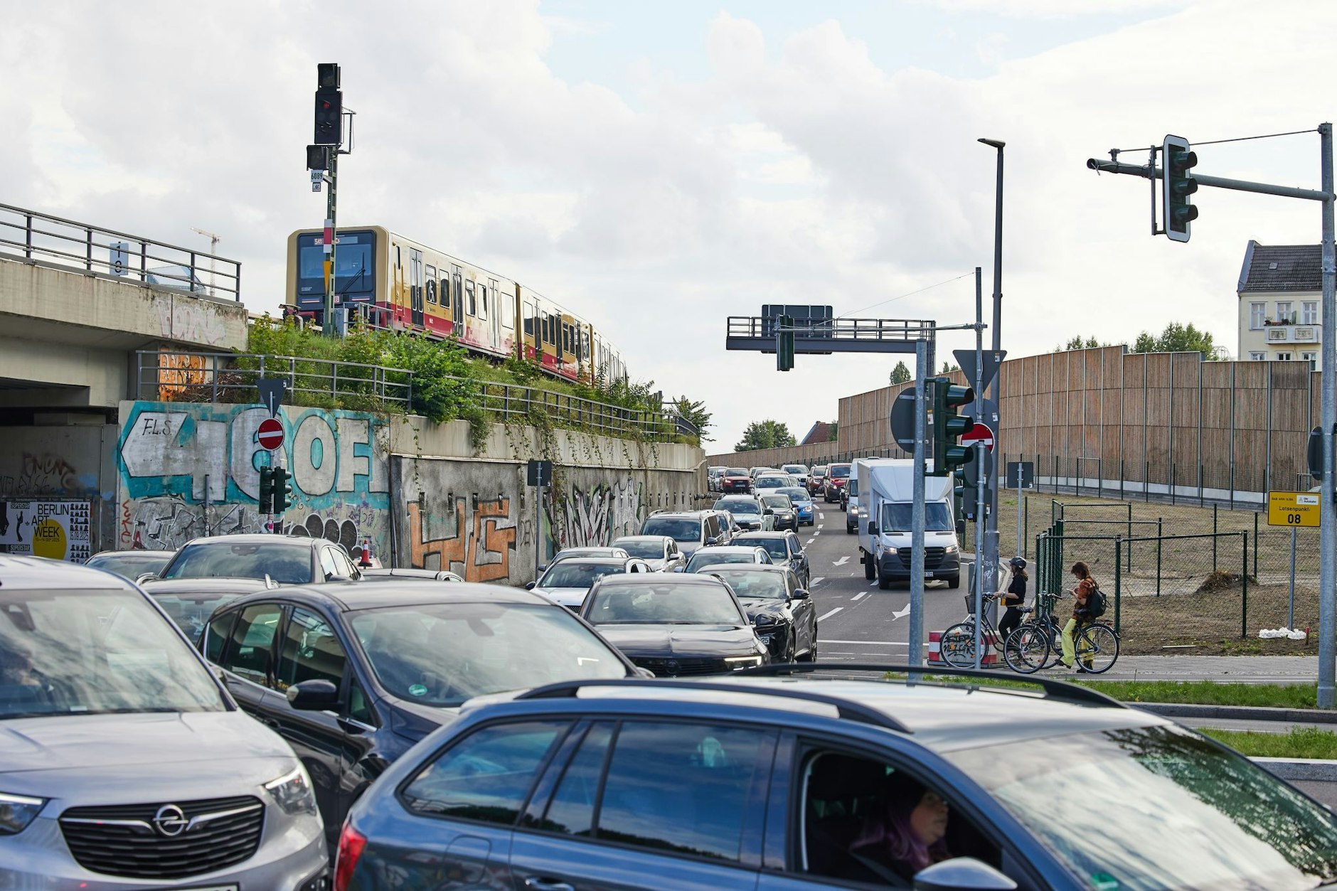 Stoßstange an Stoßstange: Auf dem 16. Abschnitt der A100 staut sich auch im September der Autoverkehr an der Ausfahrt Treptower Park.