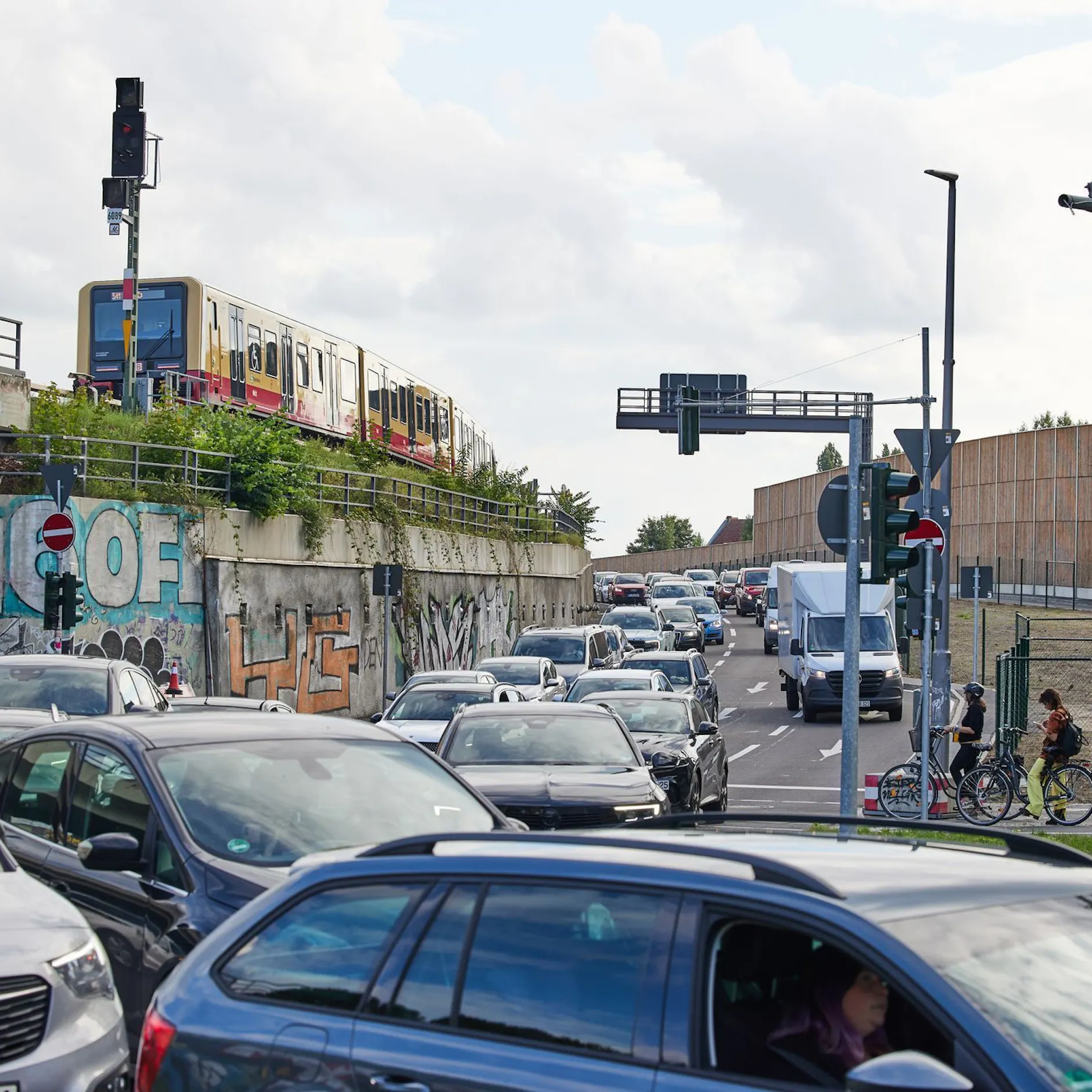 Image - CNN-Reporter steht auf neuer A100 mit Porsche im Stau: Sinnbild für Deutschlands Probleme