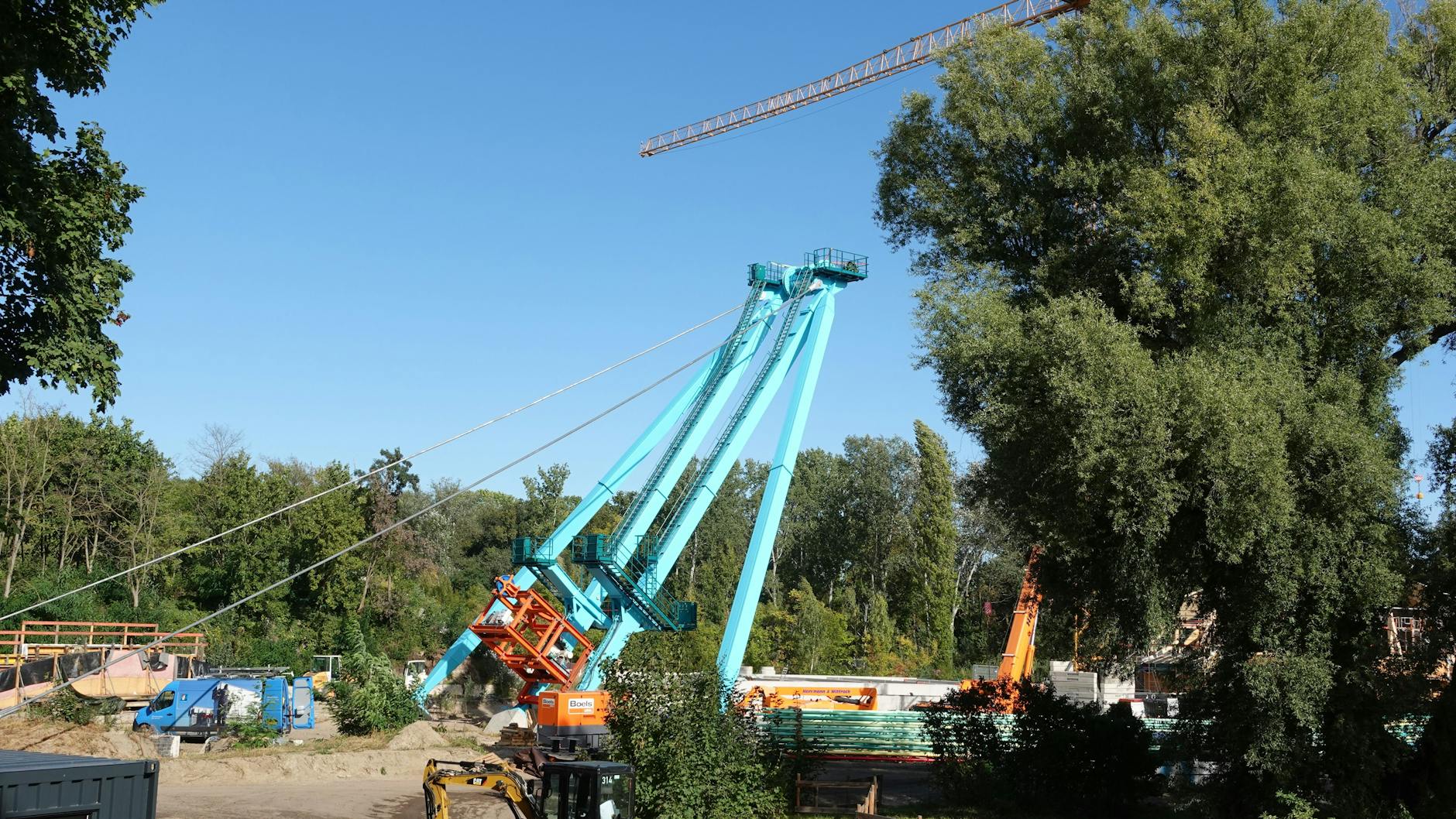 Die vier Stützen, die das neue Riesenrad tragen werden, wurden bereits aufgerichtet und mit Stahlseilen befestigt.