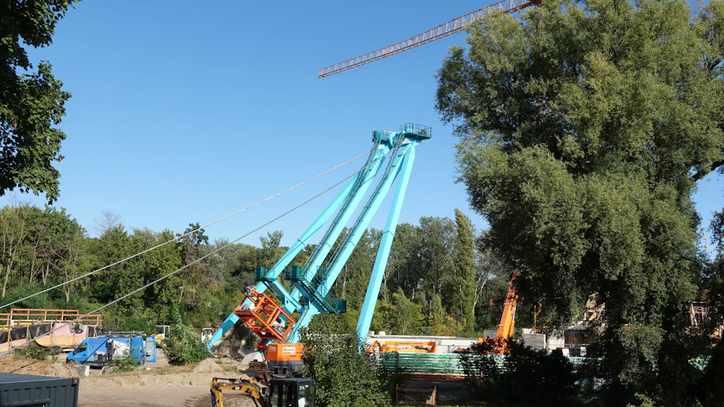 Die vier Stützen, die das neue Riesenrad tragen werden, wurden bereits aufgerichtet und mit Stahlseilen befestigt.