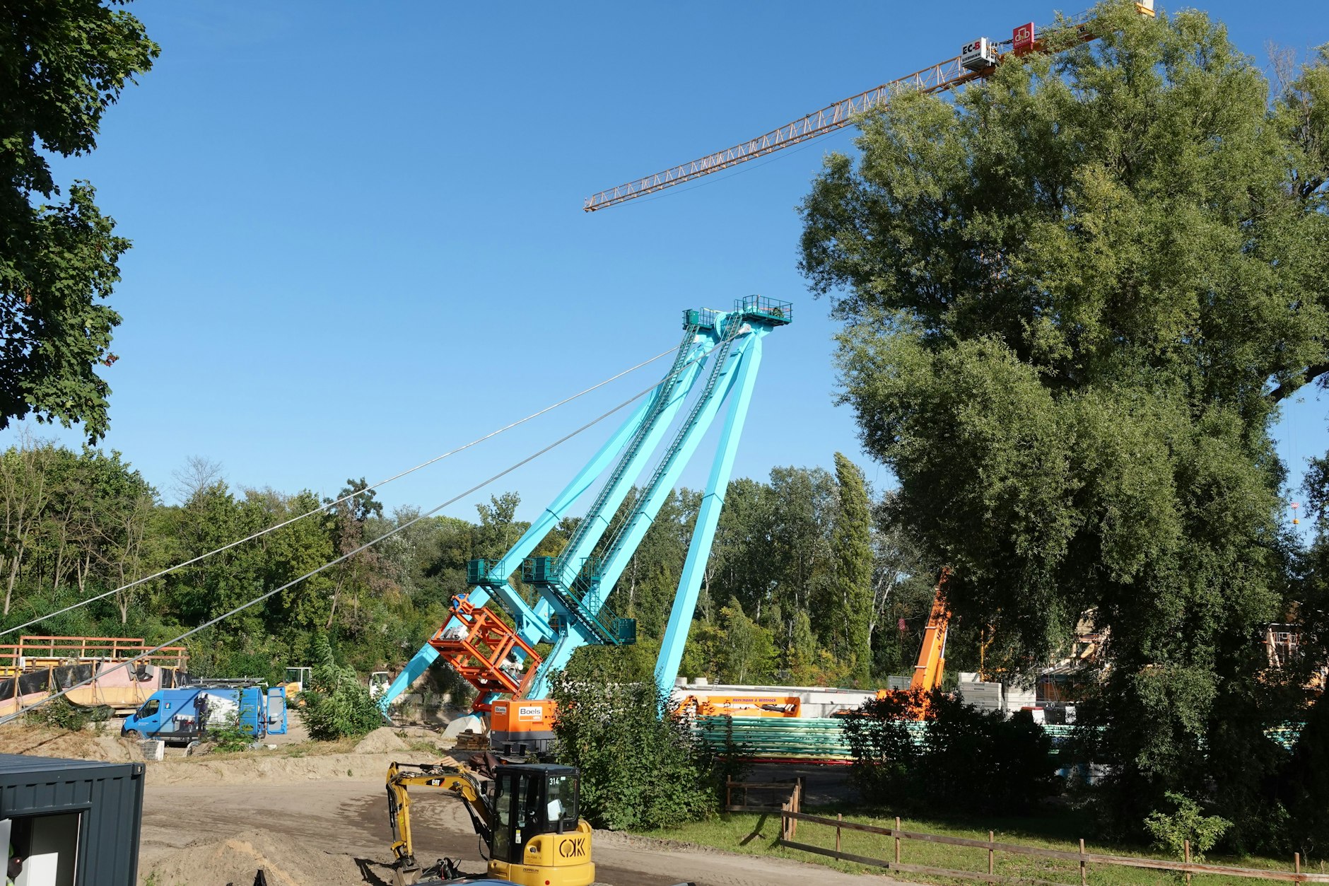 Die vier Stützen, die das neue Riesenrad tragen werden, wurden gerade aufgerichtet und mit Stahlseilen befestigt.
