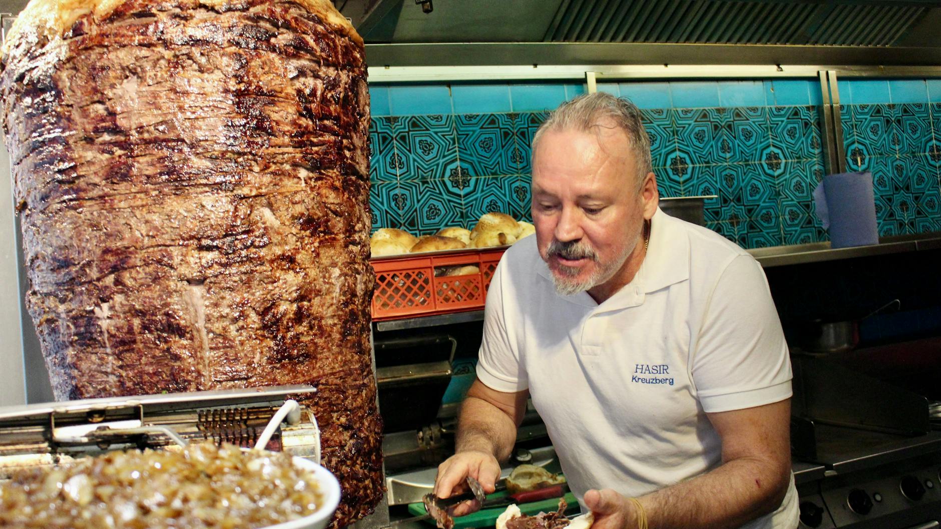 Dönermeister Ecrin Gökçe hochkonzentriert bei der Arbeit.