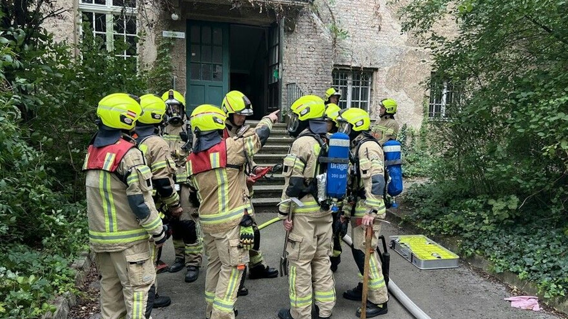 Die Einsatzkräfte der Freiwilligen Feuerwenr an der Schule in Niederschönhausen.