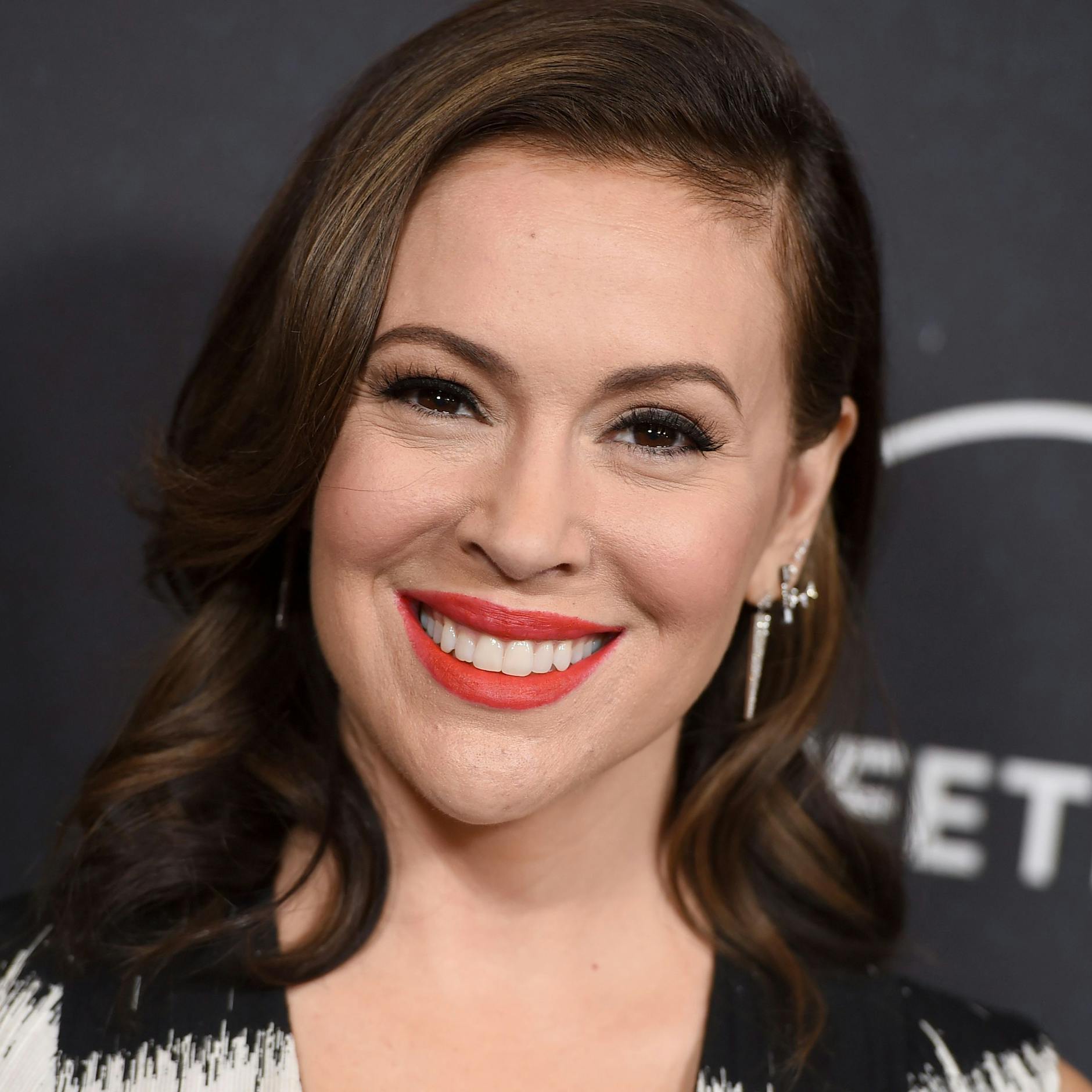 Image - Alyssa Milano lässt sich Brustimplantate entfernen – das sind ihre Motive