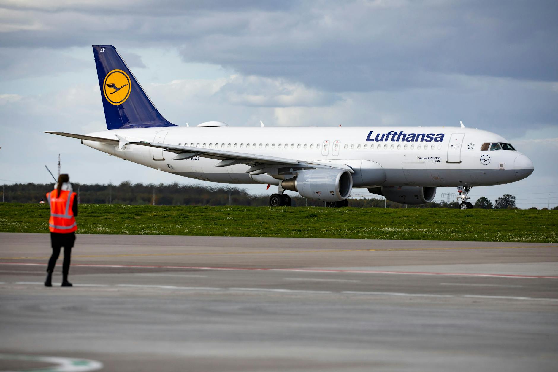 Lufthansa Airline fliegt vom Hauptstadtflughafen Berlin Brandenburg (BER) nur als Zubringer zu den Flughafen-Drehkreuzen Frankfurt und München.