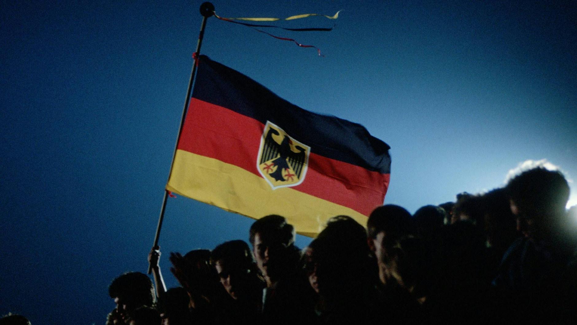 Bundesadler statt Hammer, Zirkel, Ährenkranz: Die DDR wollte keiner mehr auf der Einheitsfeier am 3. Oktober 1990. Im ersten Liebestaumel war von Besser-Wessi und Jammer-Ossi noch nicht die Rede.