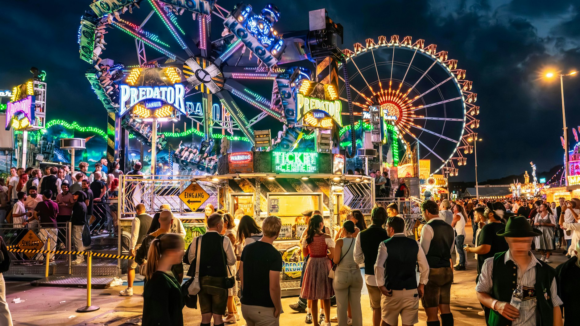 Viele Besucher kommen auch wegen der Fahrgeschäfte auf das Oktoberfest. Doch in diesem Jahr herrscht auf dem Rummel auch Trauer.