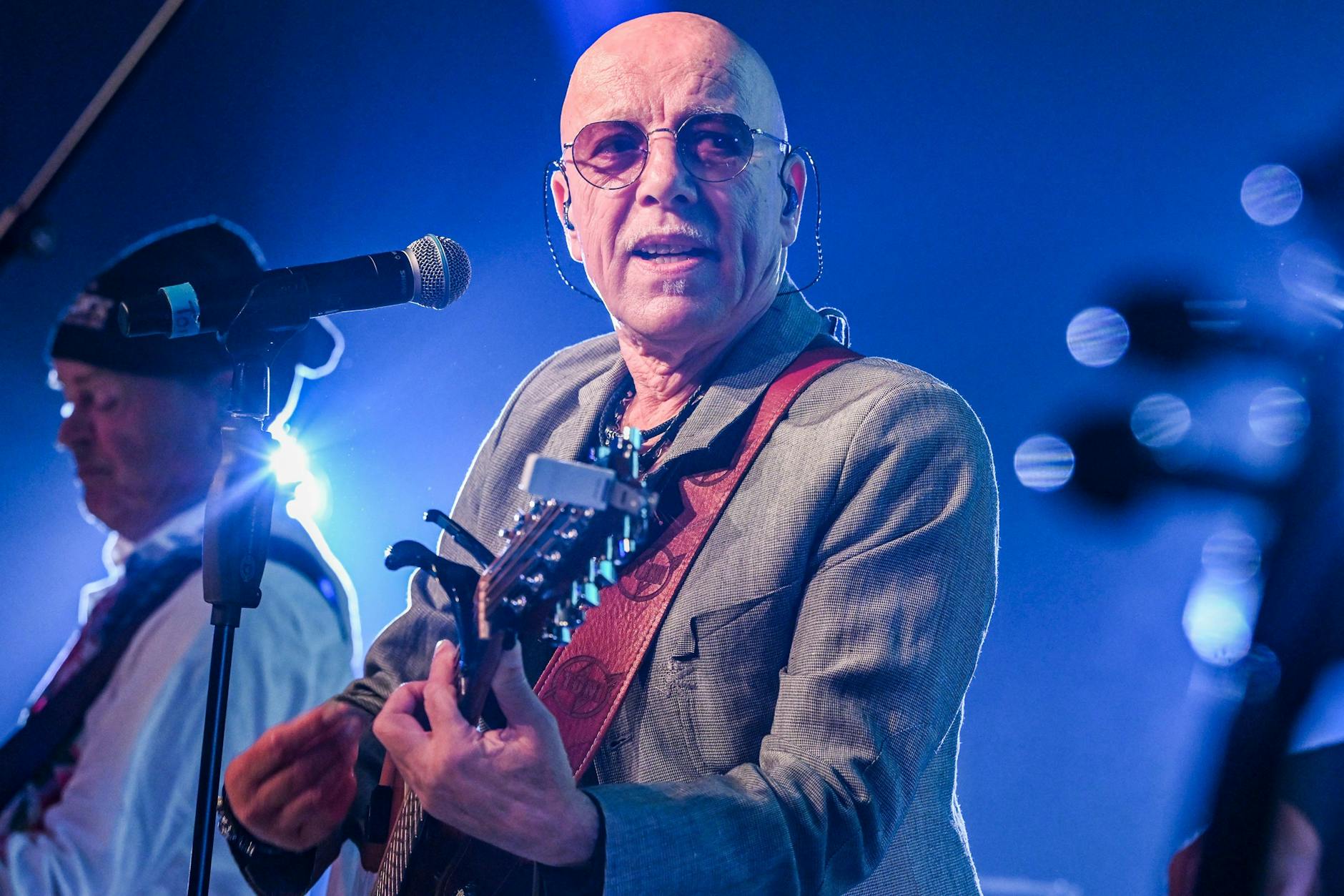 Wieder auf der Bühne: Toni Krahl (75) wagt mit einer Solo-Karriere den Neuanfang. Das Logo der Band Coty Gitarrenband erinnert daran, woher er kam.