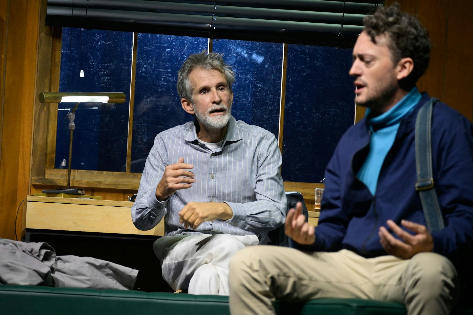 Ulrich Matthes und Andri Schenardi (v.l.) als Jacob McNeal und sein Sohn Harlan in „Der Fall McNeal“ im Deutschen Theater