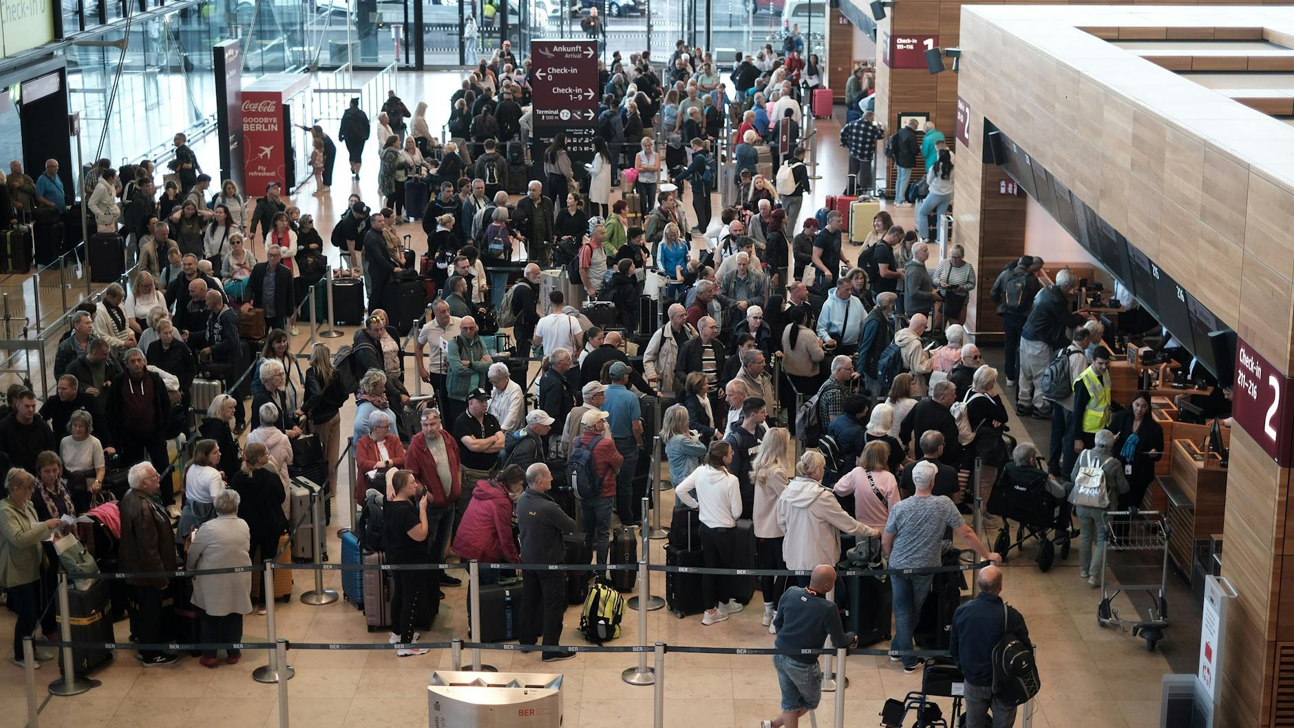 Nach dem Hackerangriff mussten Reisende am BER mehr Zeit einplanen. Seit Sonntag soll das IT-System wieder funktionieren.