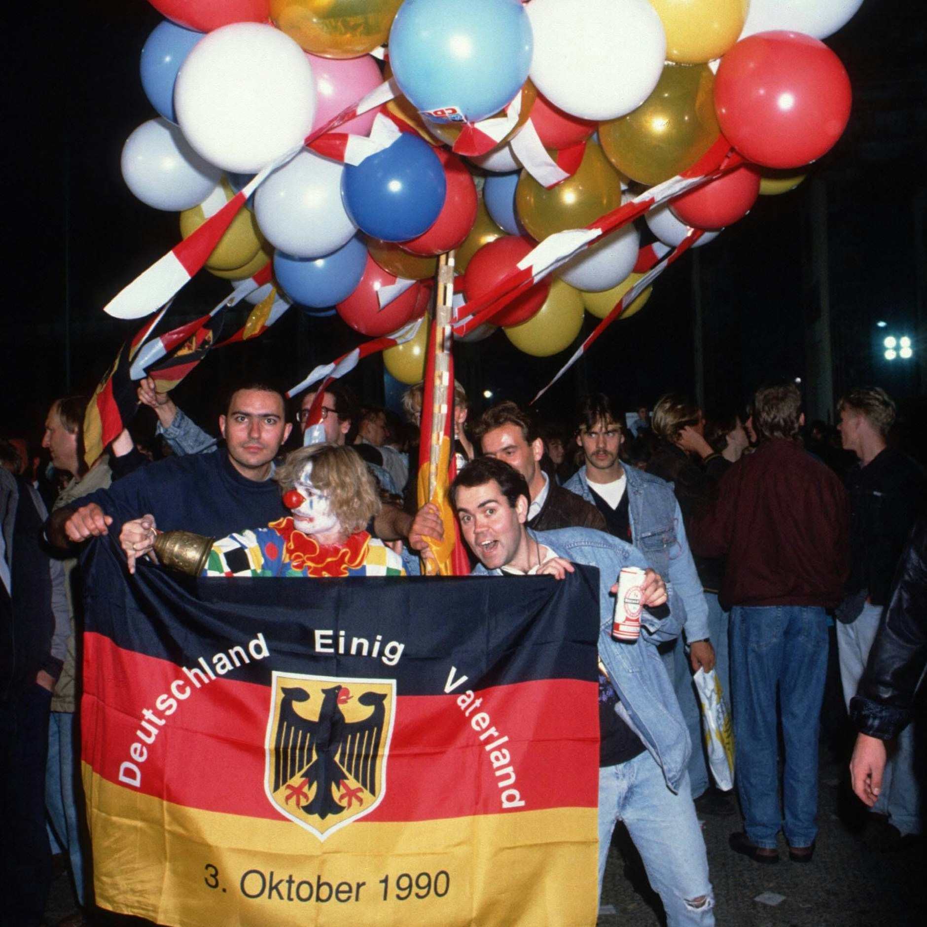 Party-Stimmung: Menschen feiern die Wiedervereinigung Deutschlands am 3. Oktober 1990 nahe des Reichstages in Berlin.
