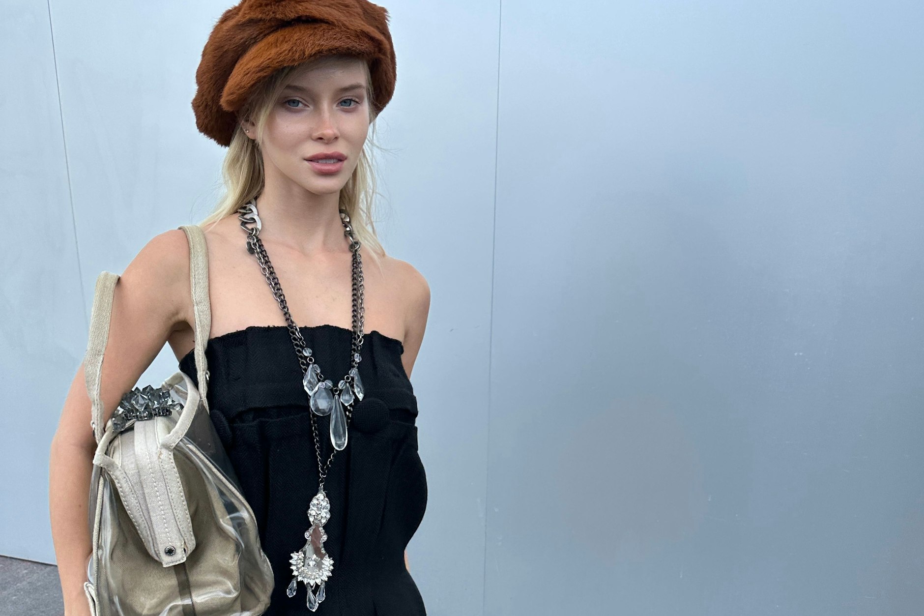 Hier ist nichts von der Stange: Fellmützchen, gläserner Schuck und Vintage-Plexi-Bag von Prada.