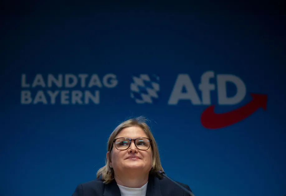 Die AfD stellt mehrere Forderungen an die bayerische Landpolitik. Neben den Überprüfungen wolle die Partei eine Rückkehr zum „Abstammungsprinzip“.