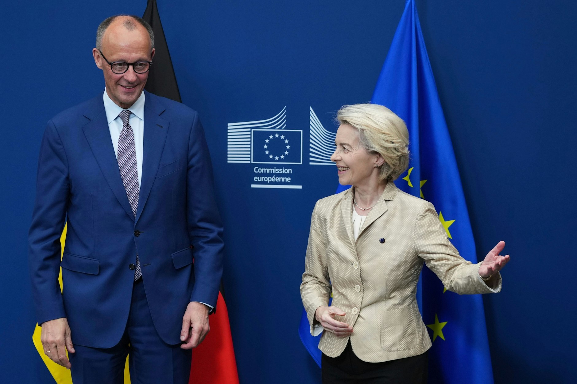 09.05.2025, Brüssel: Der deutsche Bundeskanzler Friedrich Merz (CDU,l) wird von der Präsidentin der Europäischen Kommission, Ursula von der Leyen, vor einem Treffen am EU-Hauptsitz begrüß.