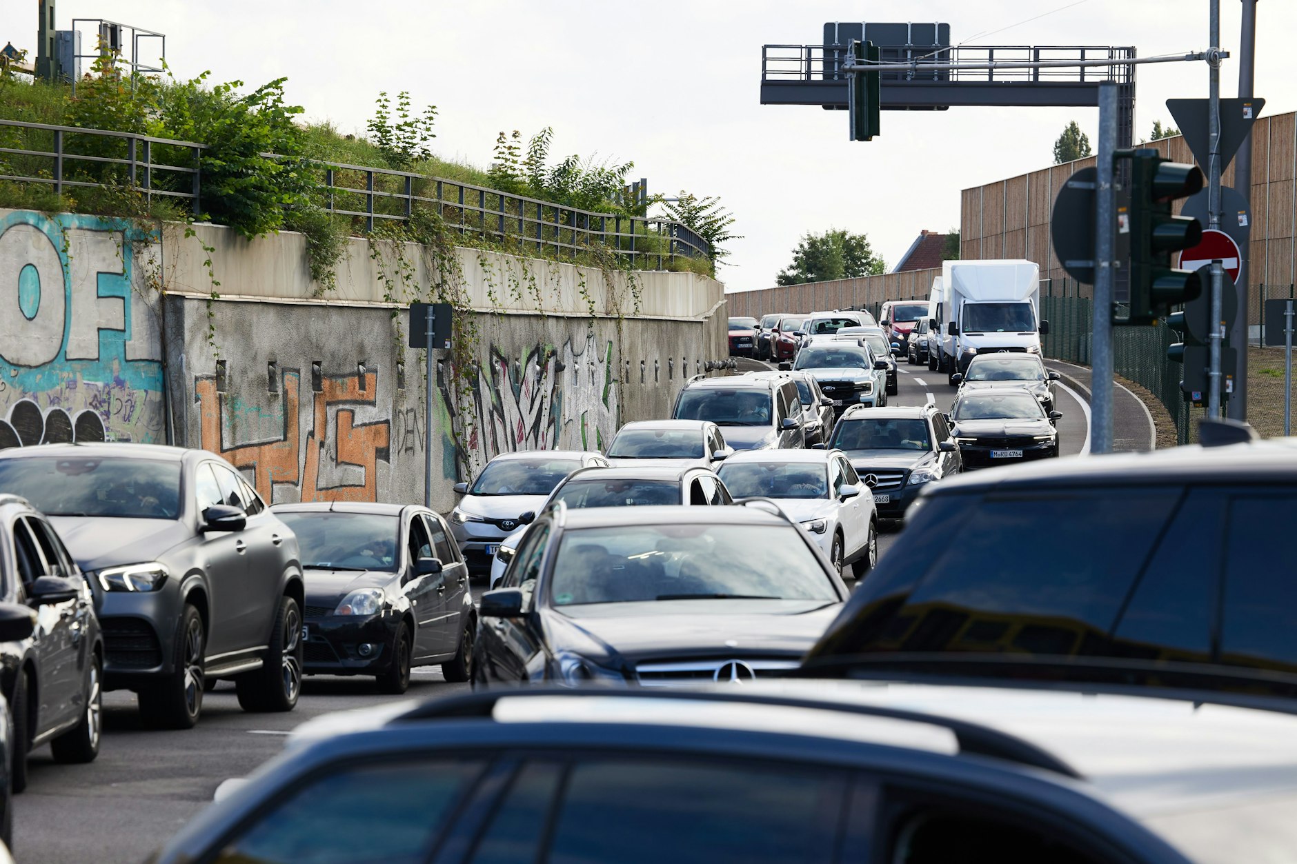 Immer Chaos auf der A100: Seit der Eröffnung des neuen Abschnitts der Autobahn müssen Autofahrer ordentlich Nerven lassen.