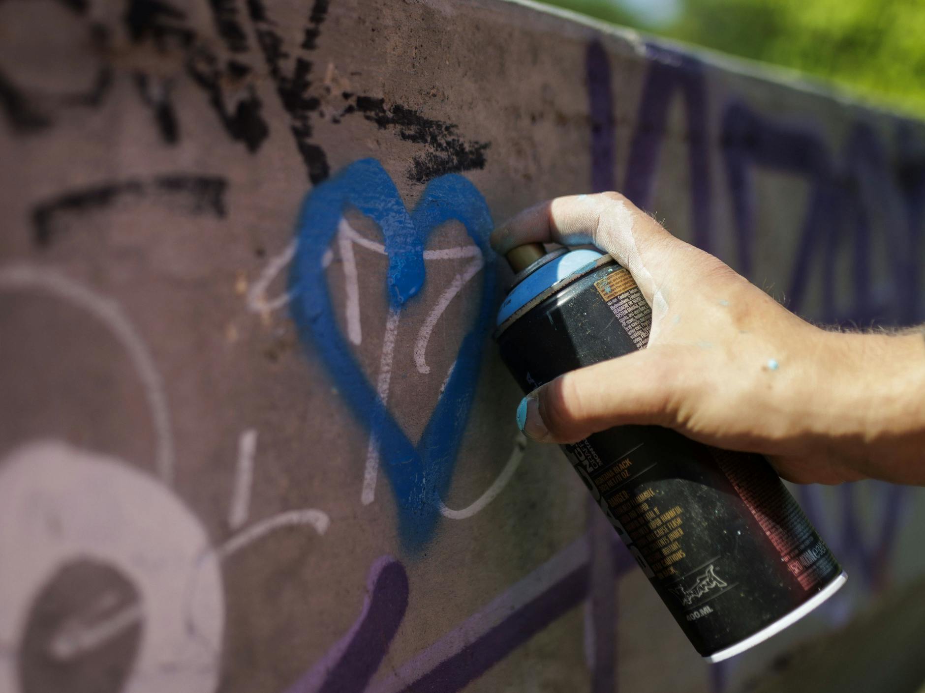 Graffitiwände sind nicht nur, aber eben auch ein urbanes Poesie- und Pöbelalbum.