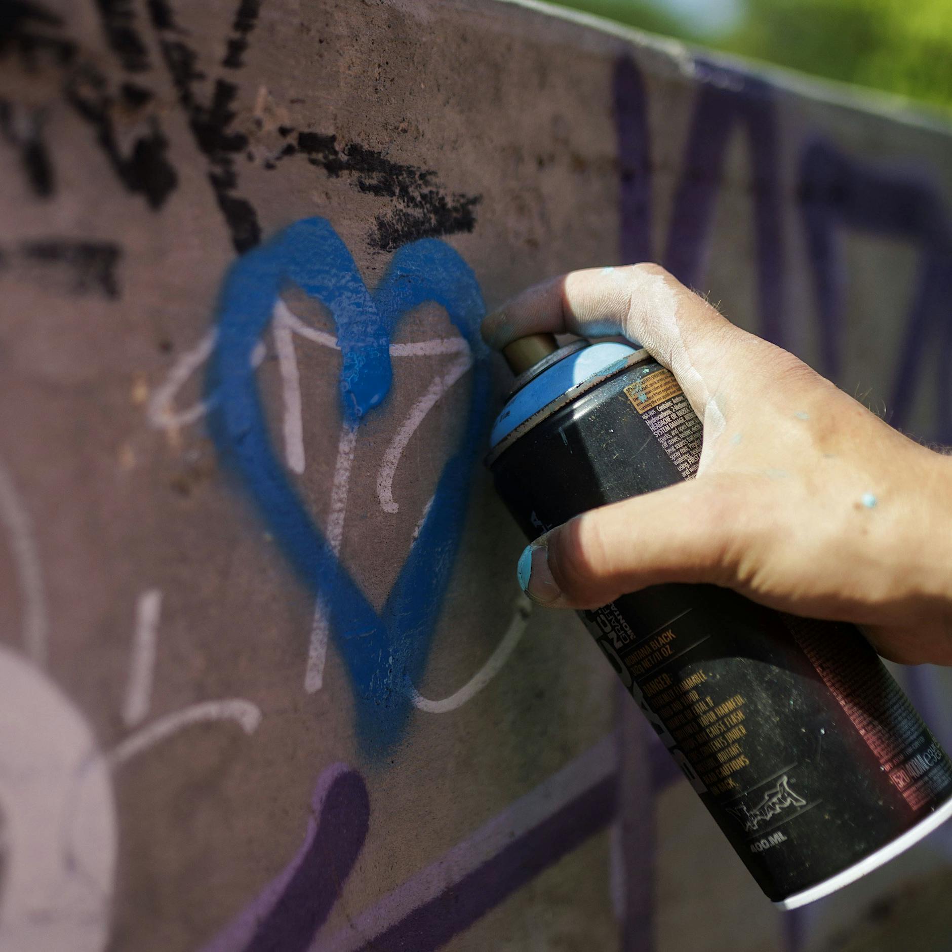 Botschaften aus der Bazillenröhre: „Viva La Vulva“ und „Auf die Fresse!“