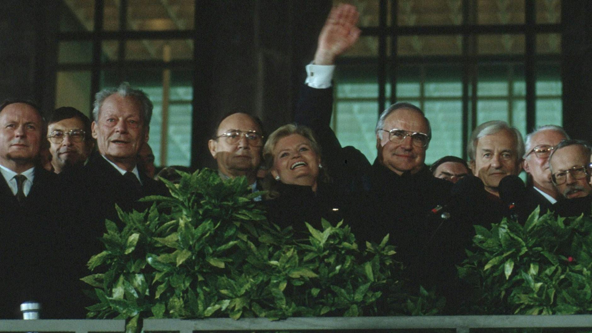 Die Wiedervereinigung am 3. Oktober 1990: Die West-Prominenz dmoniert auf der Festtribüne vor dem Reichstag mit Oskar Lafontaine, Willy Brandt, Hans-Dietrich Genscher, Helmut und Hannelore Kohl, Richard von Weizsaecker (v. li.) Ganz rechts in die Ecke gedrängt: Lothar de Maiziere, der letzte DDR-Ministerpräsident.