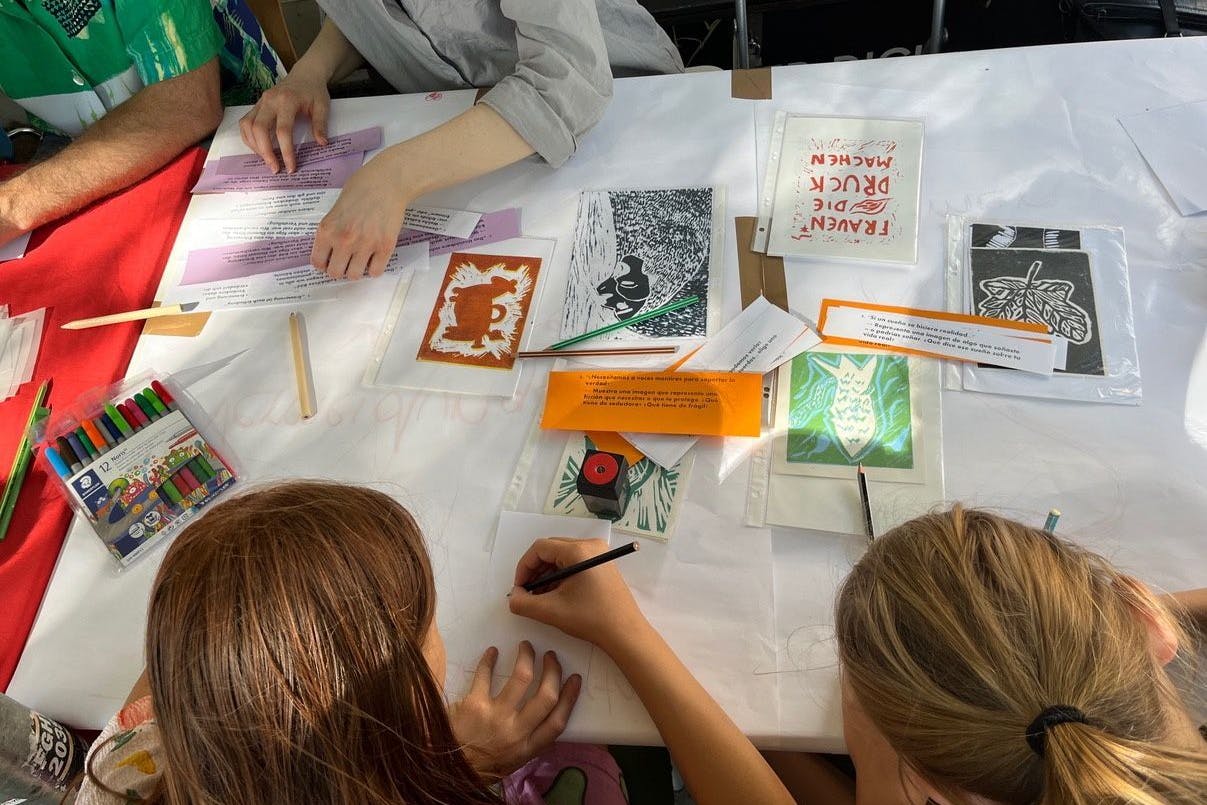 Teilnehmerinnen bei einem Kunstworkshop