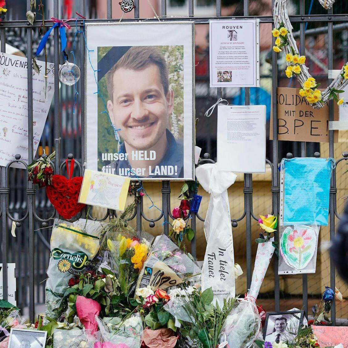 Trauer um Rouven Laur auf dem Marktplatz in Mannheim