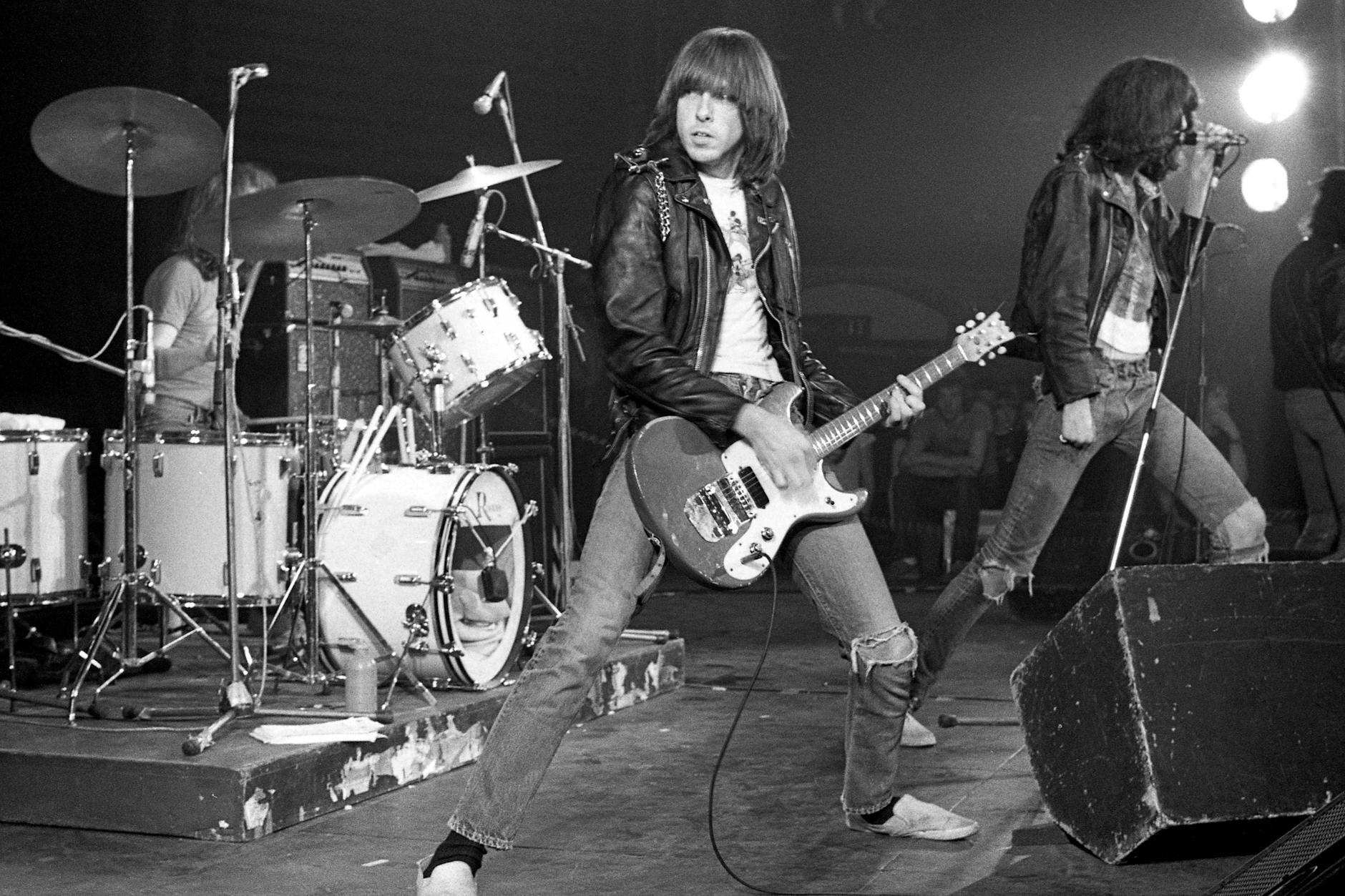 Die Ramones während eines Auftritts im Roundhouse Theatre London im Jahr 1977