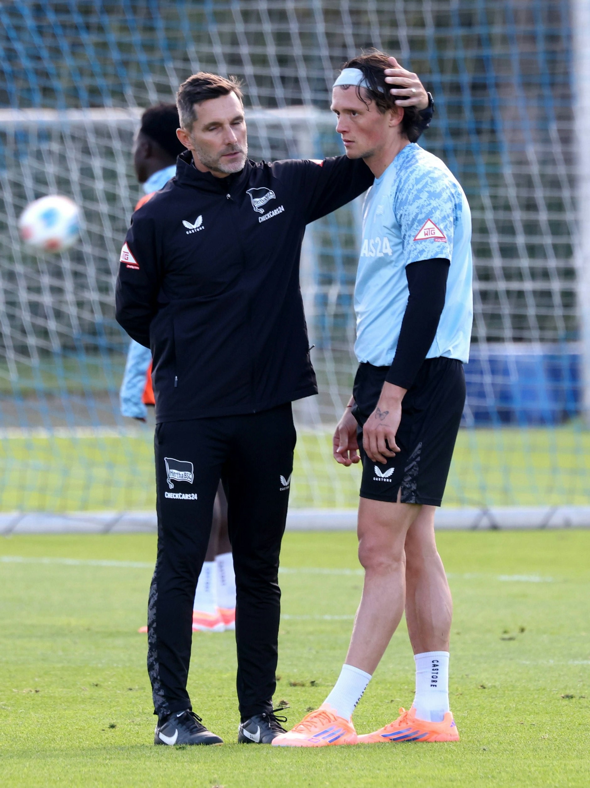 Nicht nur verbale Streicheleinheiten für Fabian Reese: Trainer Stefan baut die Spieler für das Auswärtsspiel in Nürnberg auf. 