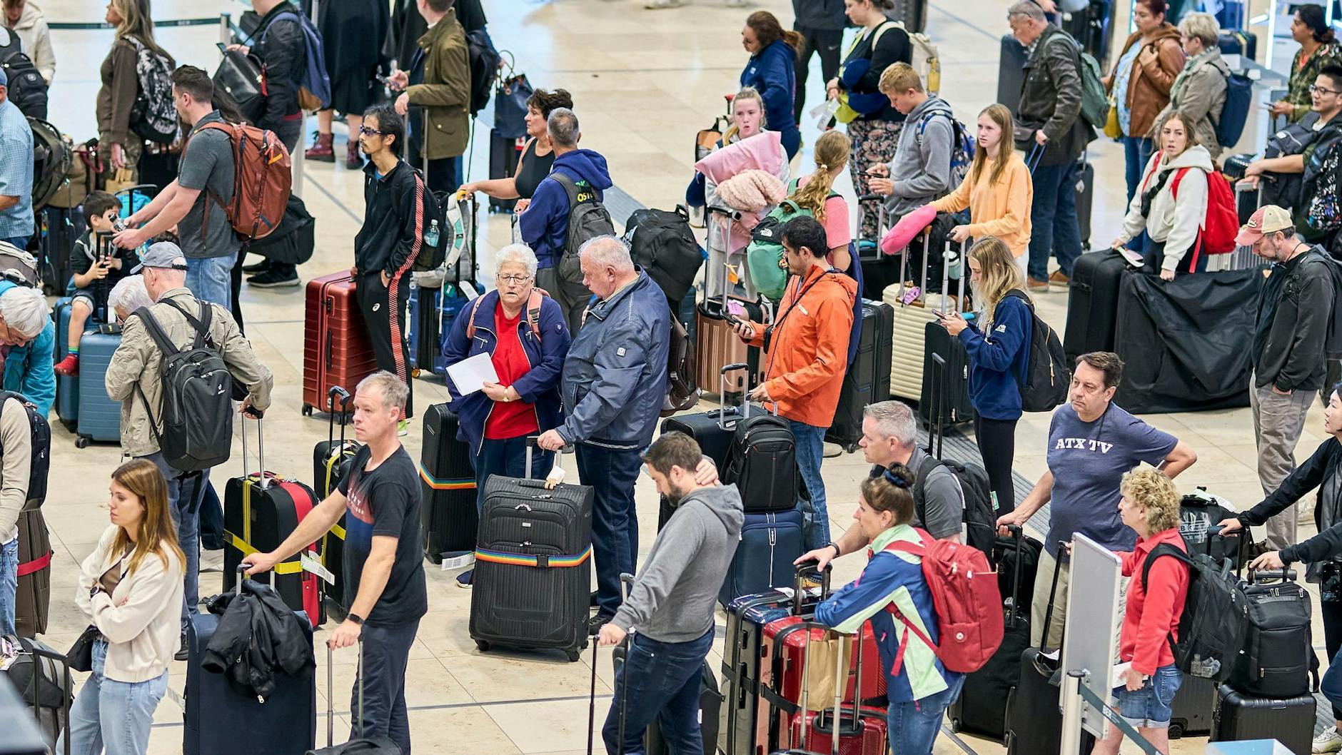 Zahlreiche Fluggäste warten vor den Check-in-Schaltern im Terminal 1 des Flughafens Berlin Brandenburg. Wer vom BER fliegen wollte, brauchte nach dem Hackerangriff in den vergangenen Tagen mehr Geduld.