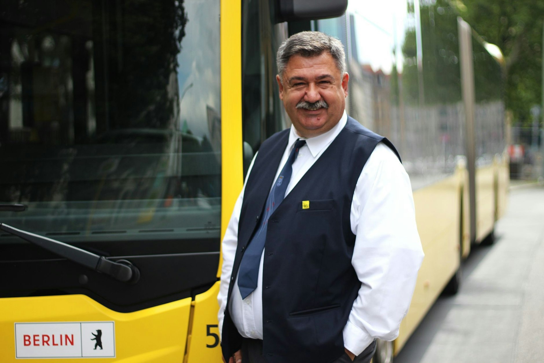 Sener Piskin arbeitet seit 15 Jahren bei der BVG. Jetzt wurde er ausgezeichnet, weil er vor Jahren eine Frau vor einem Verfolger rettete.