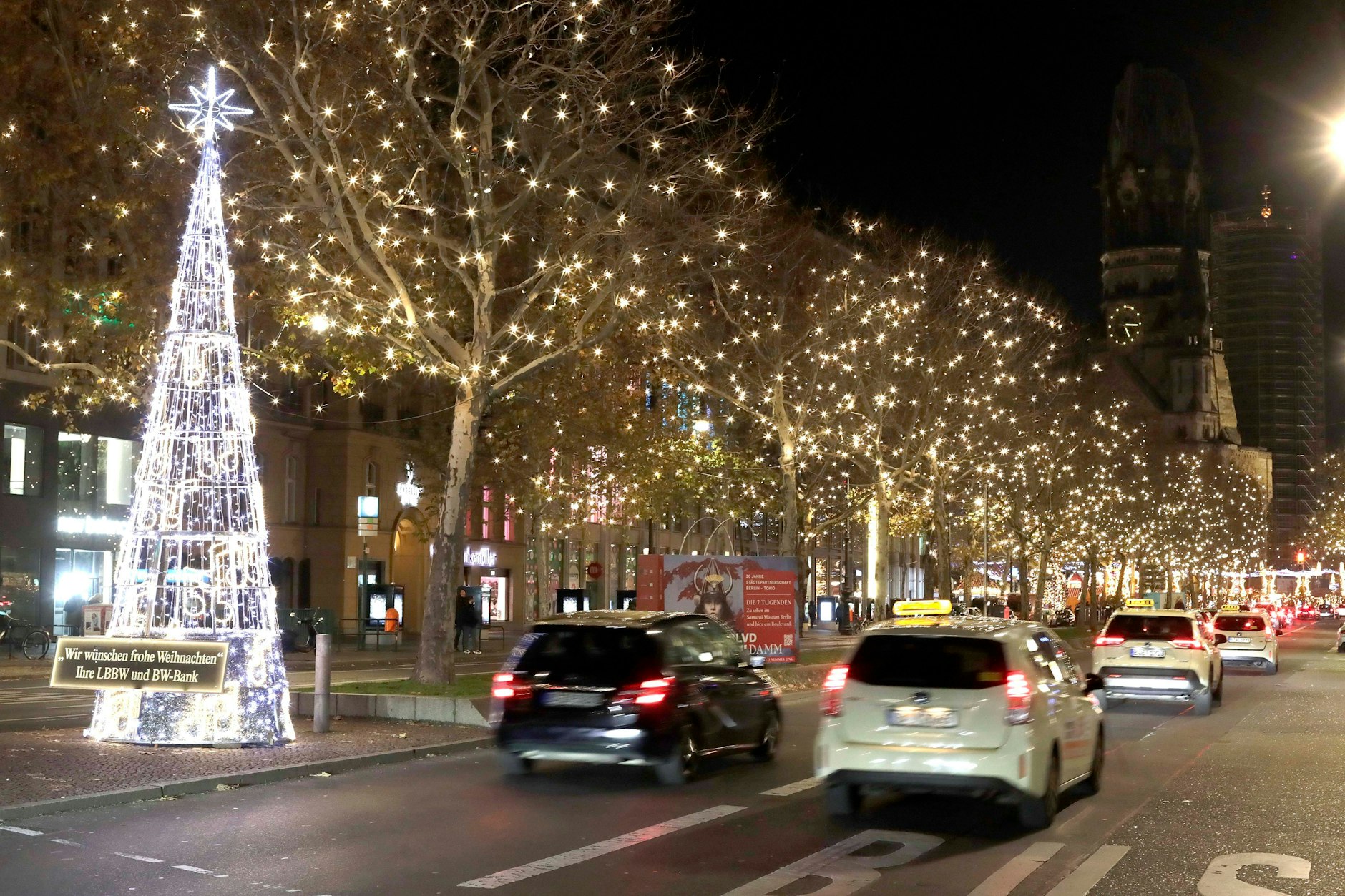 Wie weit der Kurfürstendamm in Weihnachtsbeleuchtung erstrahlt, hängt von den Spendeneingängen ab.