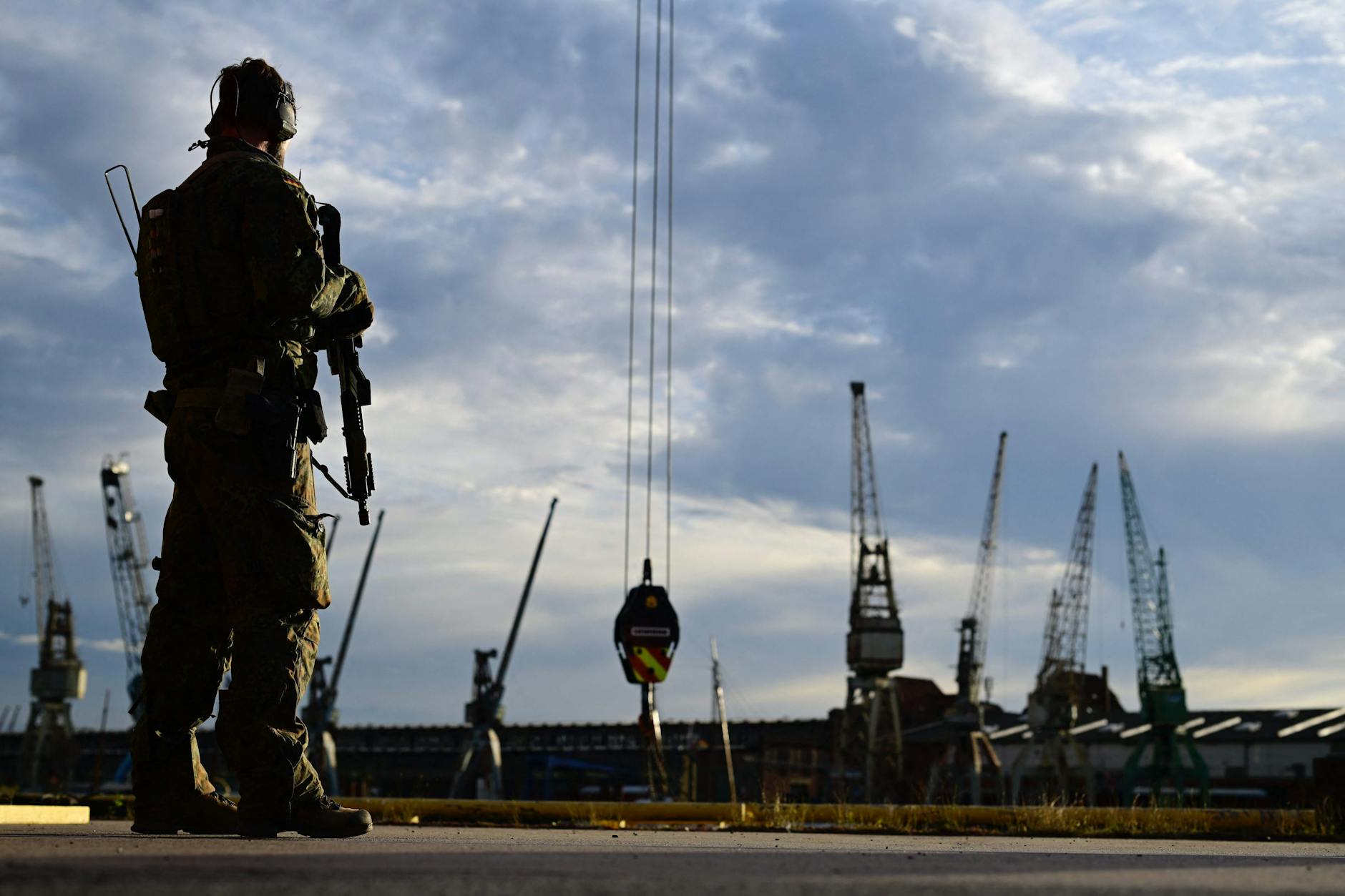 Ein Bundeswehrsoldat am Hamburger Hafen