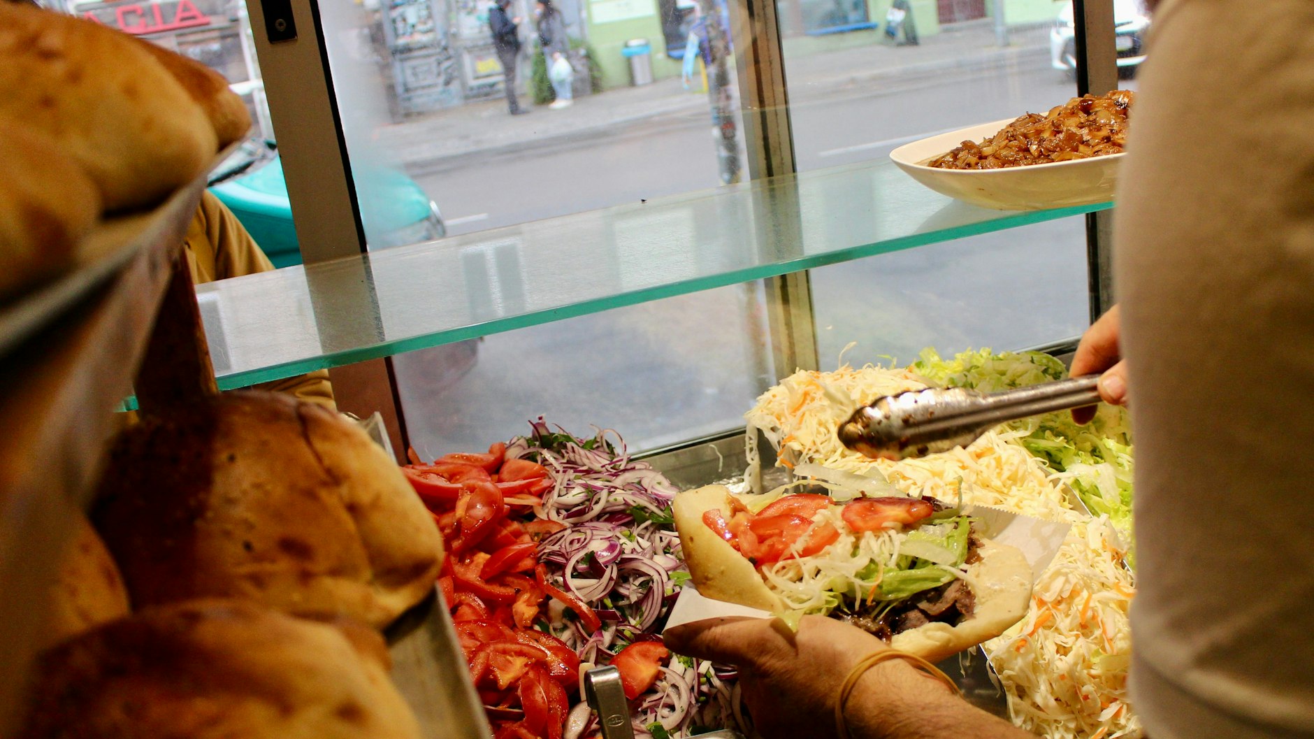 Ein Berliner Döner „mit alles“ bitte! Täglich gehen in Berlin rund 400.000 Döner über die Theke.