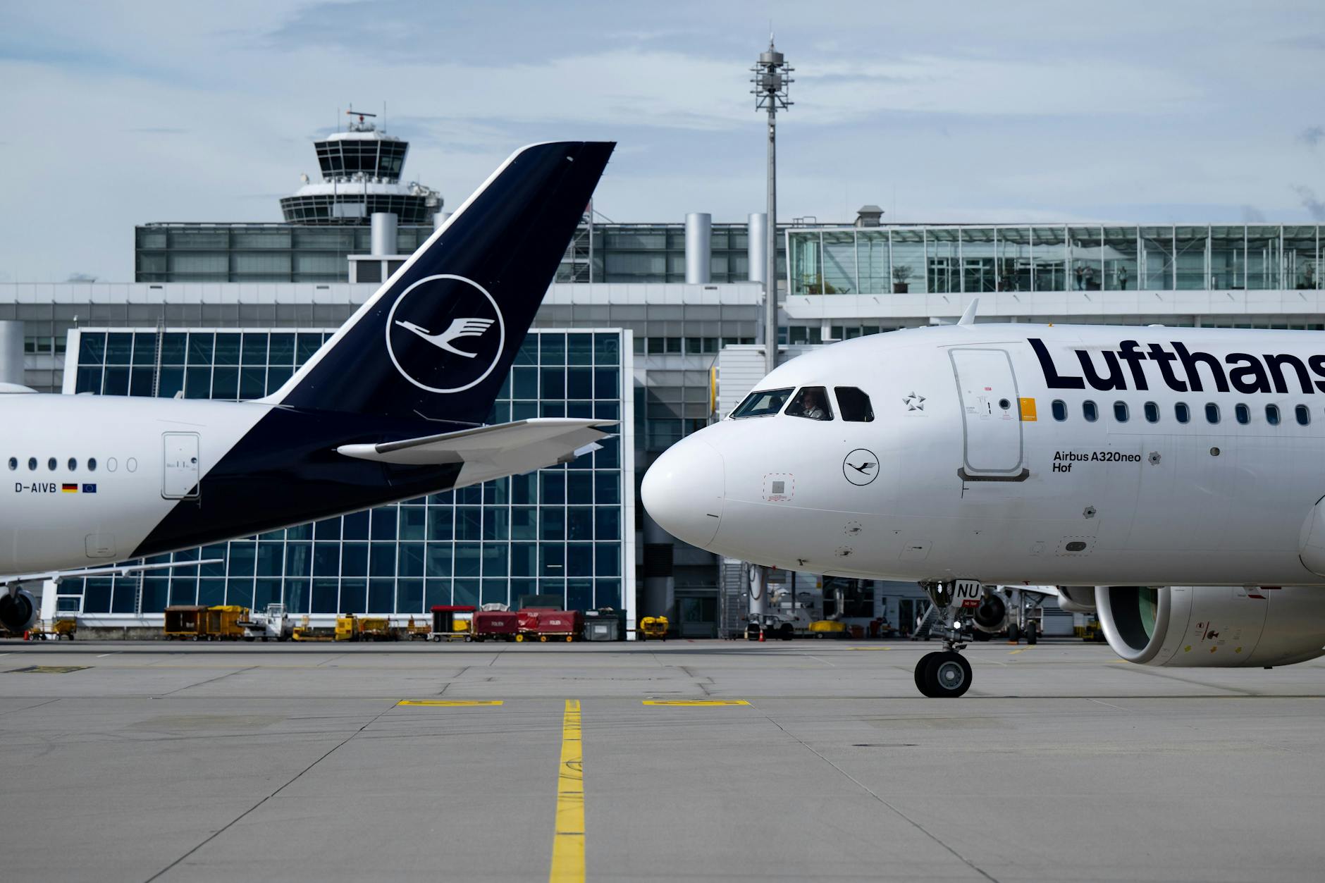 Lufthansa will Stellen streichen und Flugverbindungen ausdünnen.