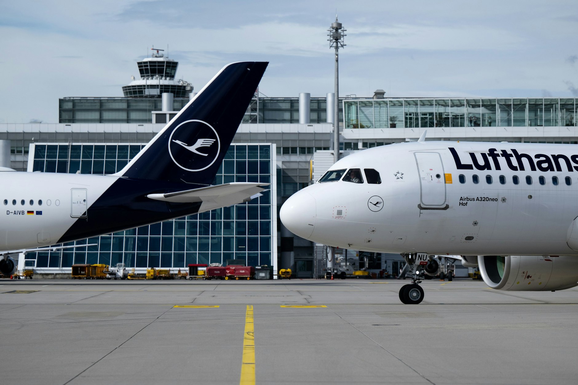 Lufthansa will Stellen streichen und Flugverbindungen ausdünnen.
