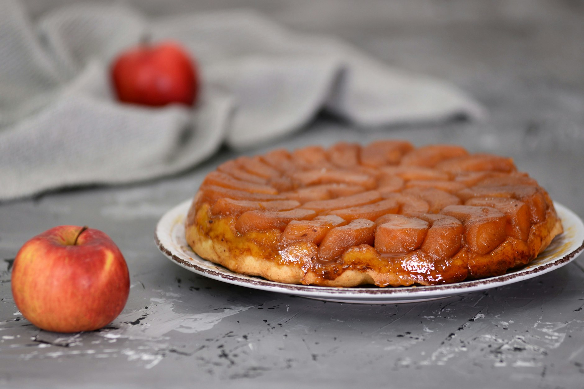 Upside-Down-Apfelkuchen ist der perfekte Kuchen für den Herbst. die karamellisierten Äpfel schmecken köstlich - noch besser ist der Kuchen nach unserem Rezept mit einer Kugel Vanilleeis.