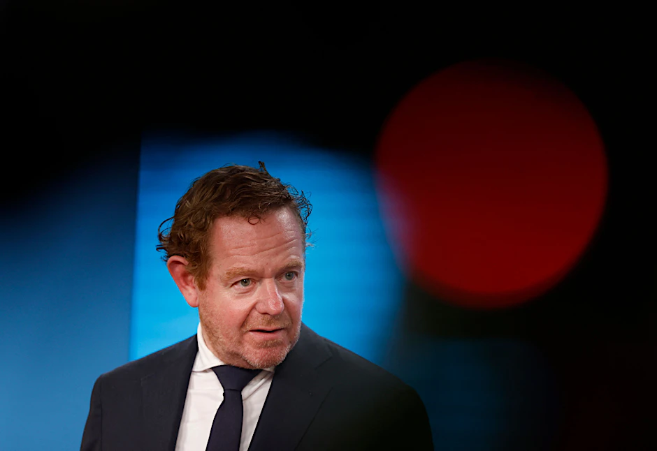 Der niederländische Außenminister David van Weel. Er einigte sich mit Regierungsvertretern Ugandas auf ein Transitlager in dem ostafrikanischen Land.